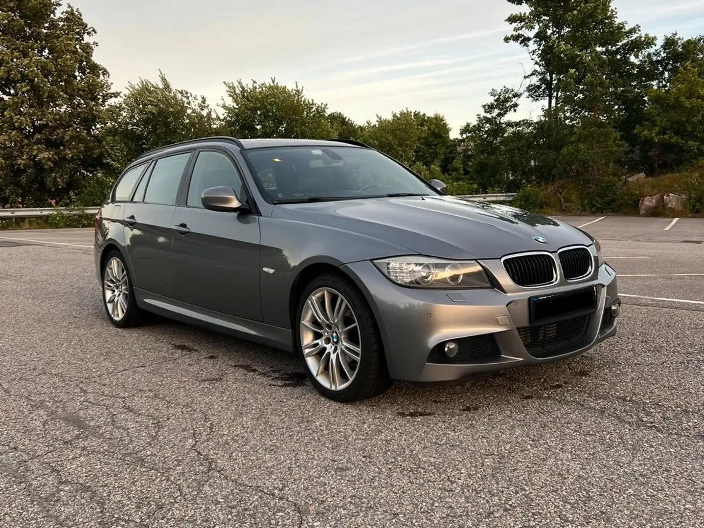 BMW 320 320d xDrive DPF Touring Aut. siva - 1