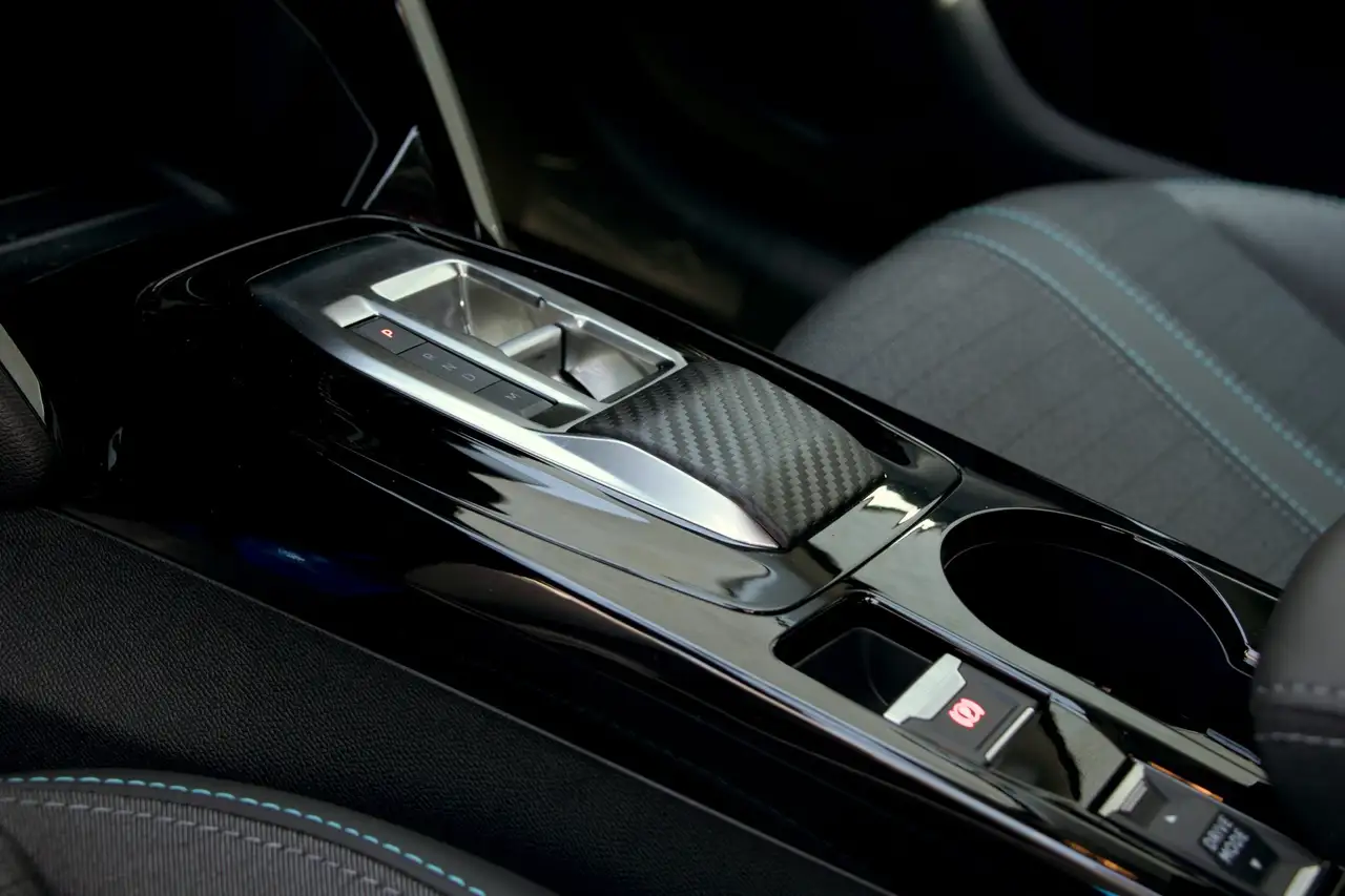 Peugeot 308 SW GT BENZINE 130PK EAT8 12