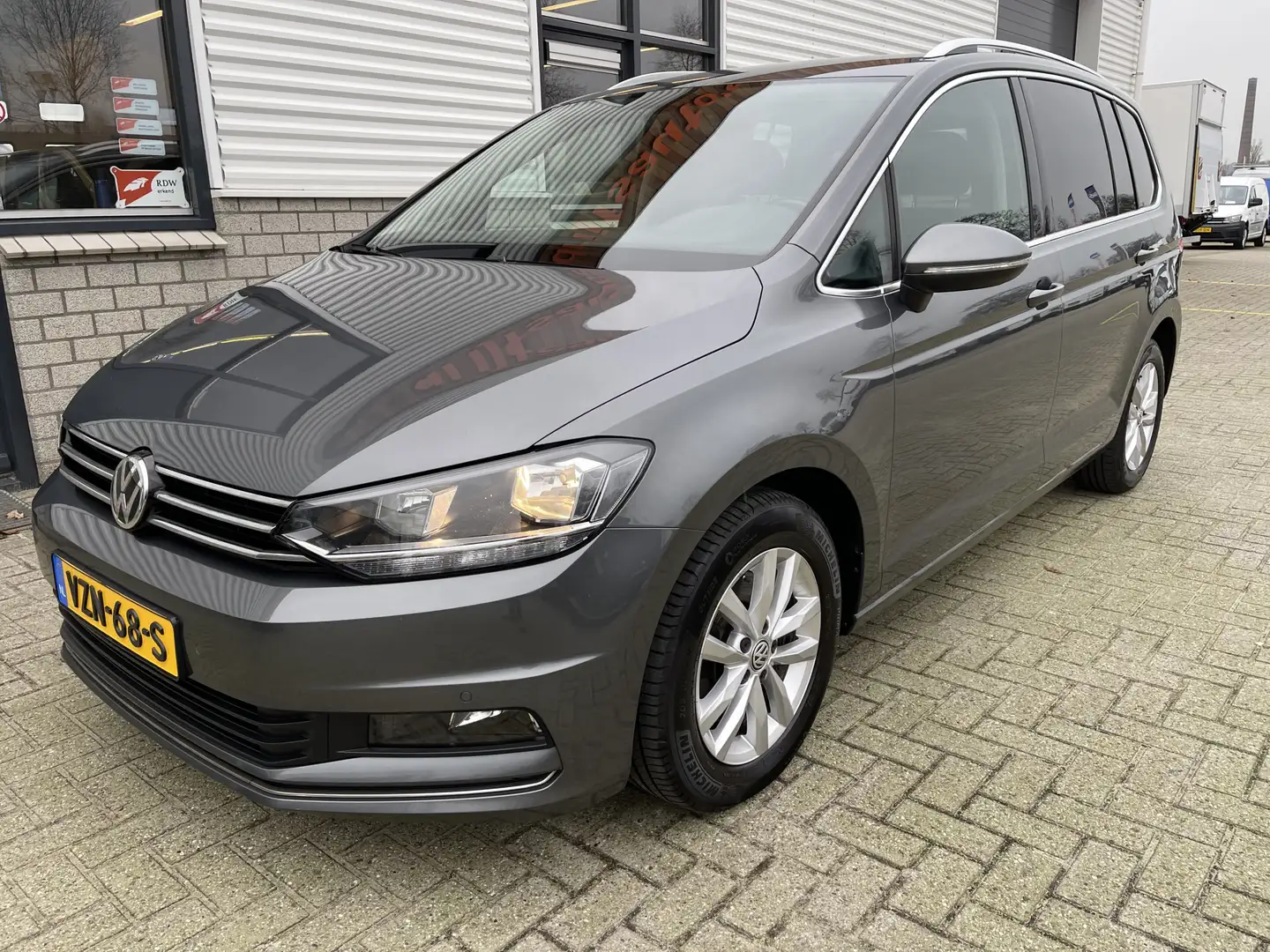 Volkswagen Touran 1.6 TDI grijs kenteken / euro 6 / vaste prijs rijk Gris - 2
