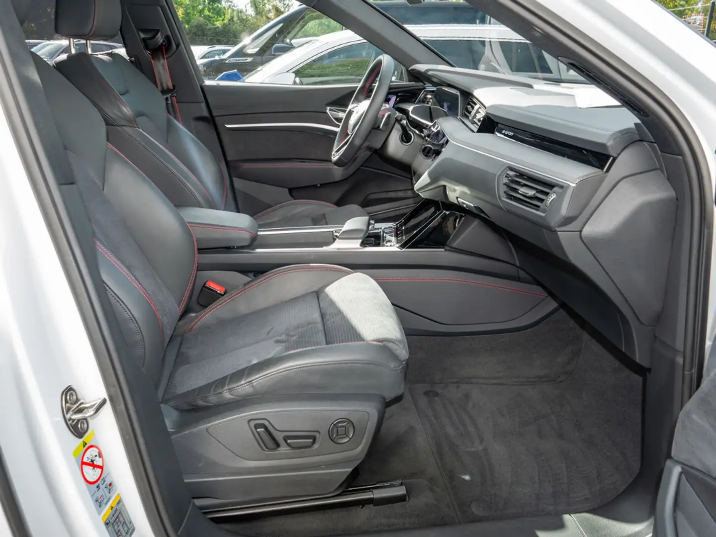 Audi Q8 e-tron S line Sportback 55 quattro MATRIX Weiß - 2