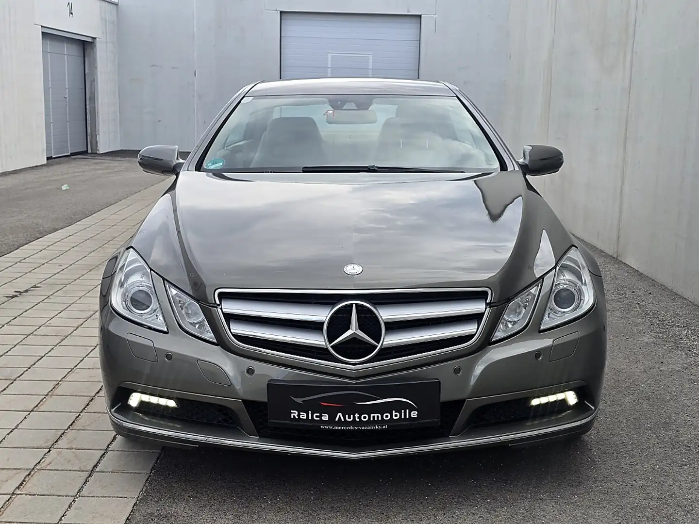 Mercedes-Benz E 350 Coupe *LEDER *LED *PDC *Bluetooth *SHZ *LUFT Grau - 2