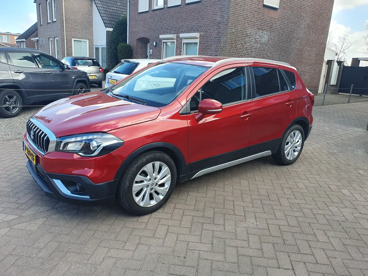 Suzuki SX4 crvena - 2