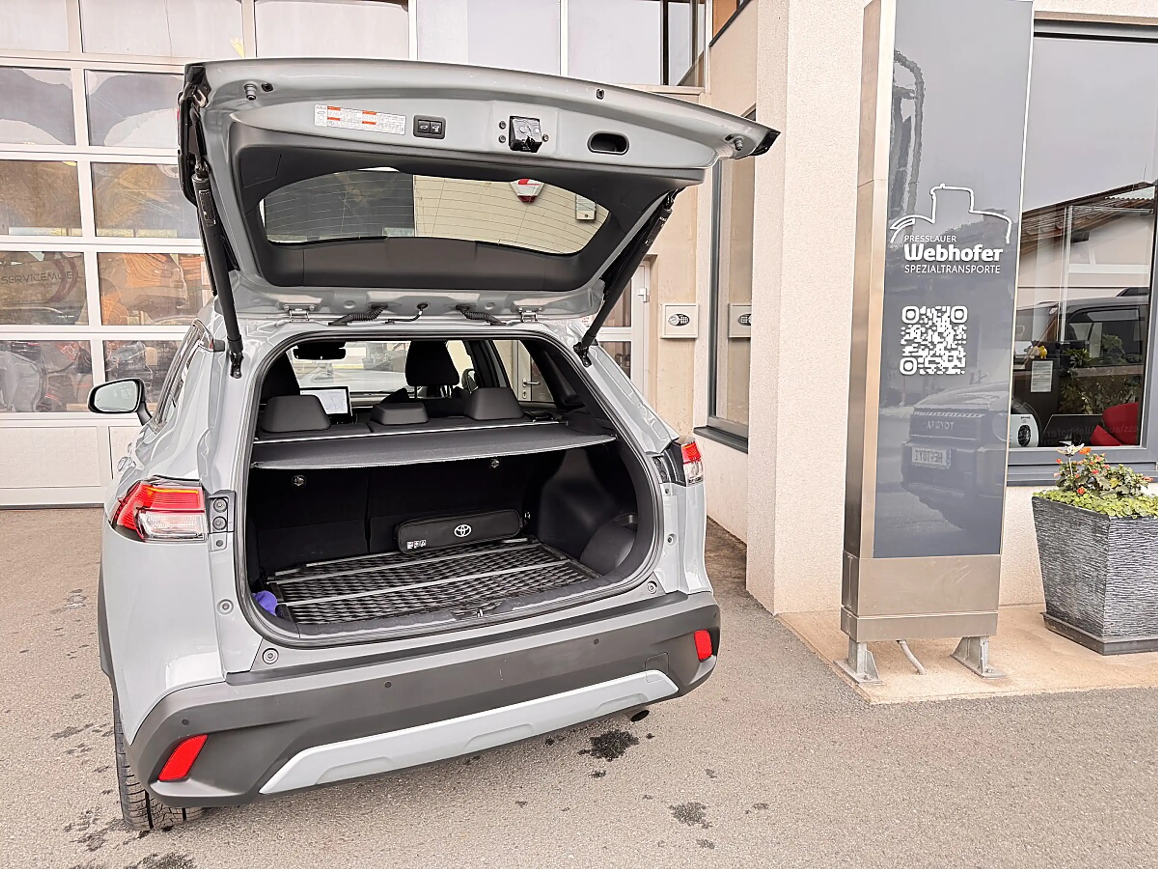 Toyota Corolla Cross 2,0 Hybrid Premium AWD — photo 8