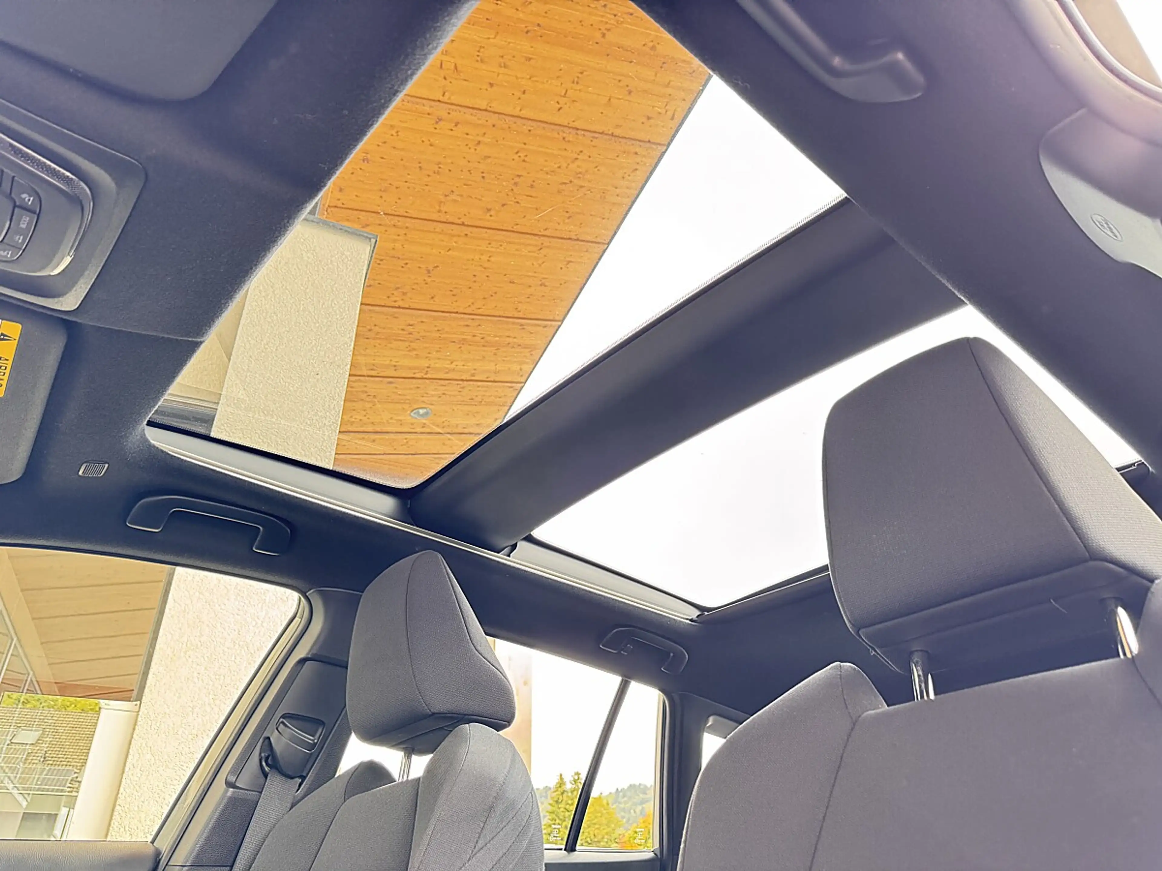 Toyota Corolla Cross 2,0 Hybrid Premium AWD — photo 15