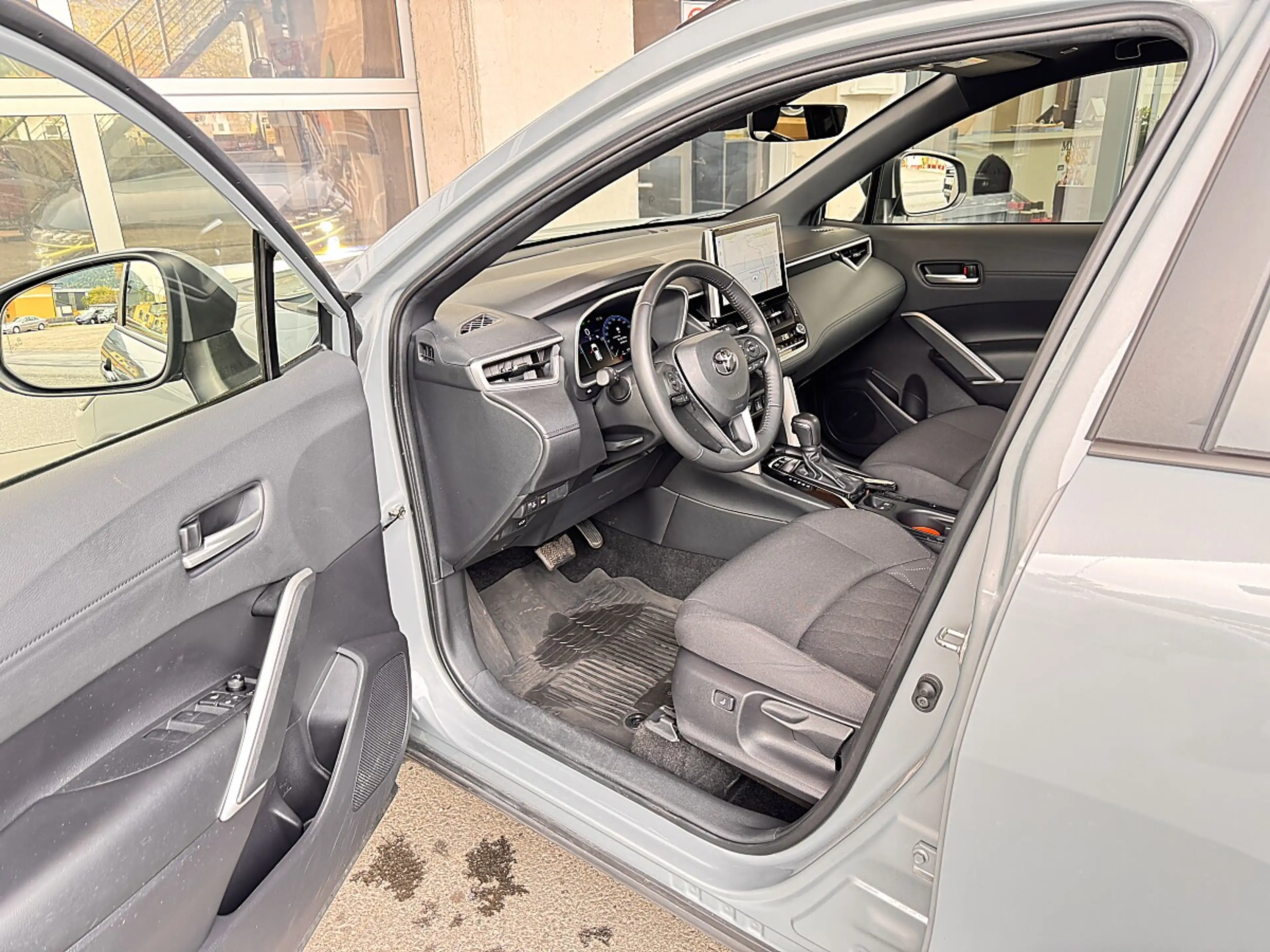 Toyota Corolla Cross 2,0 Hybrid Premium AWD — photo 10