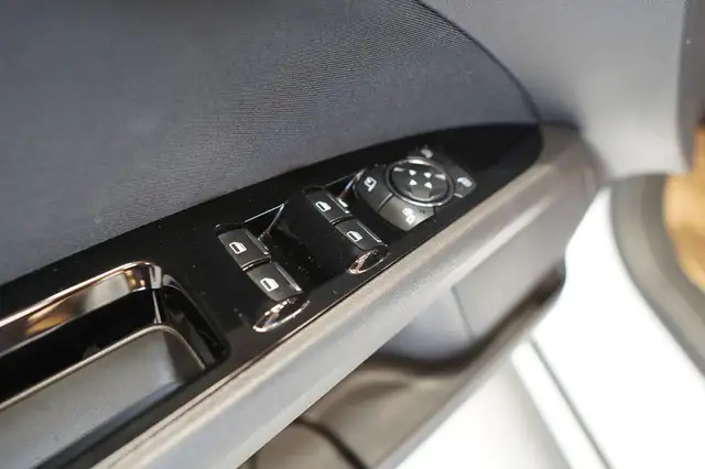 Ford Mondeo view 14
