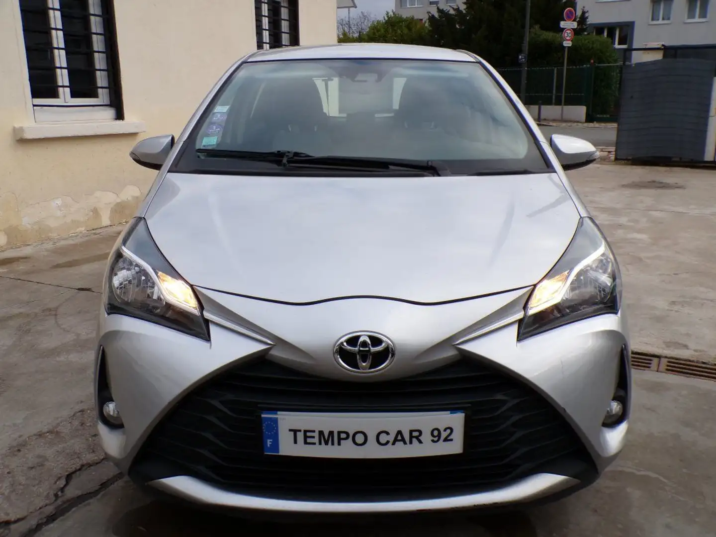 Toyota Yaris Pro 110 VVT-i France Business Grau - 2