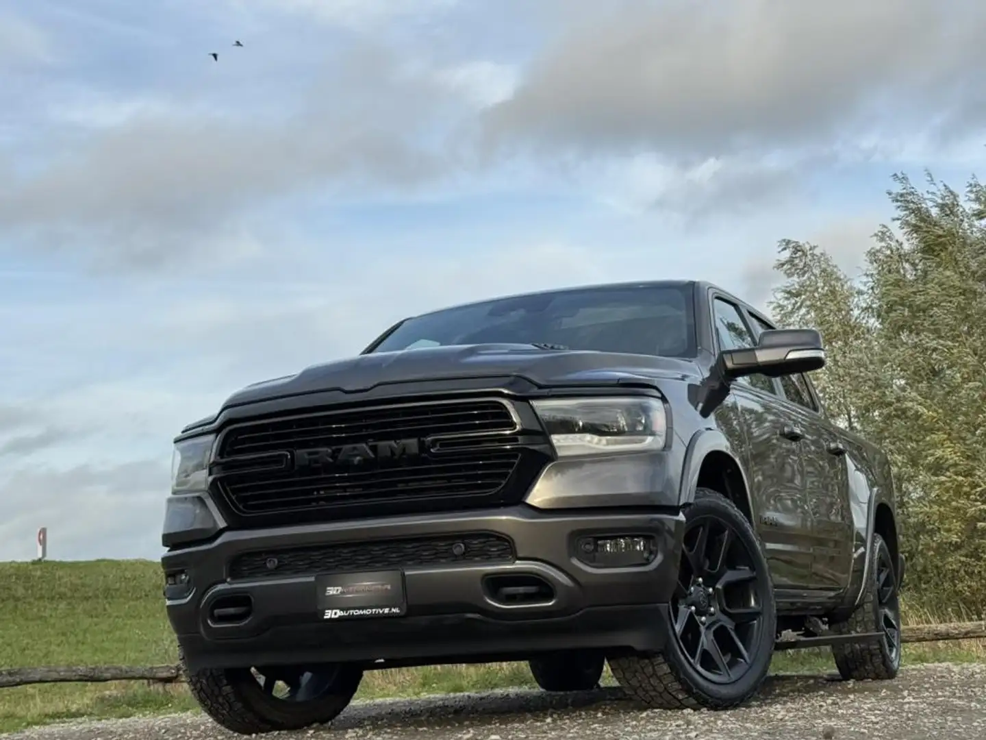 Dodge RAM 1500 Laramie Night 5.7L V8, 1e eig, dealer onderh, Grijs - 1