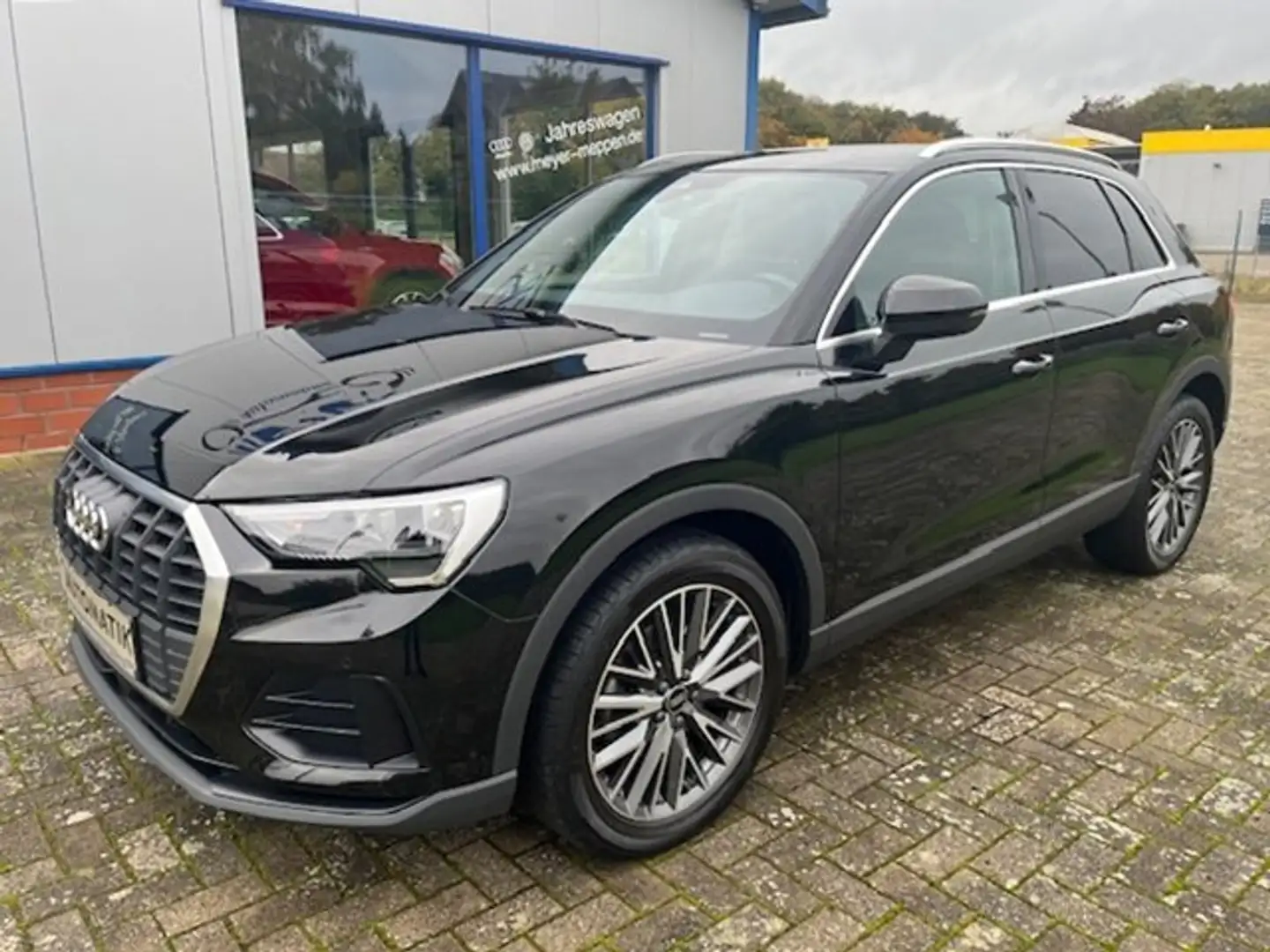 Audi Q3 35 TDI S tronic quattro Navi AHK ACC Standhzg Schwarz - 1