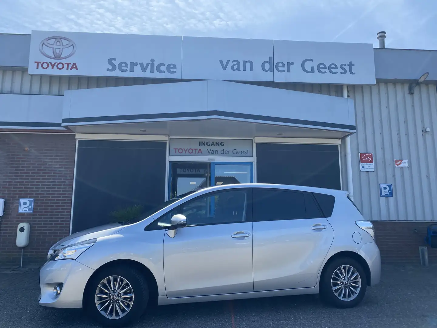 Toyota Verso 1.8 VVT-i Aspiration 7p. Grijs - 1