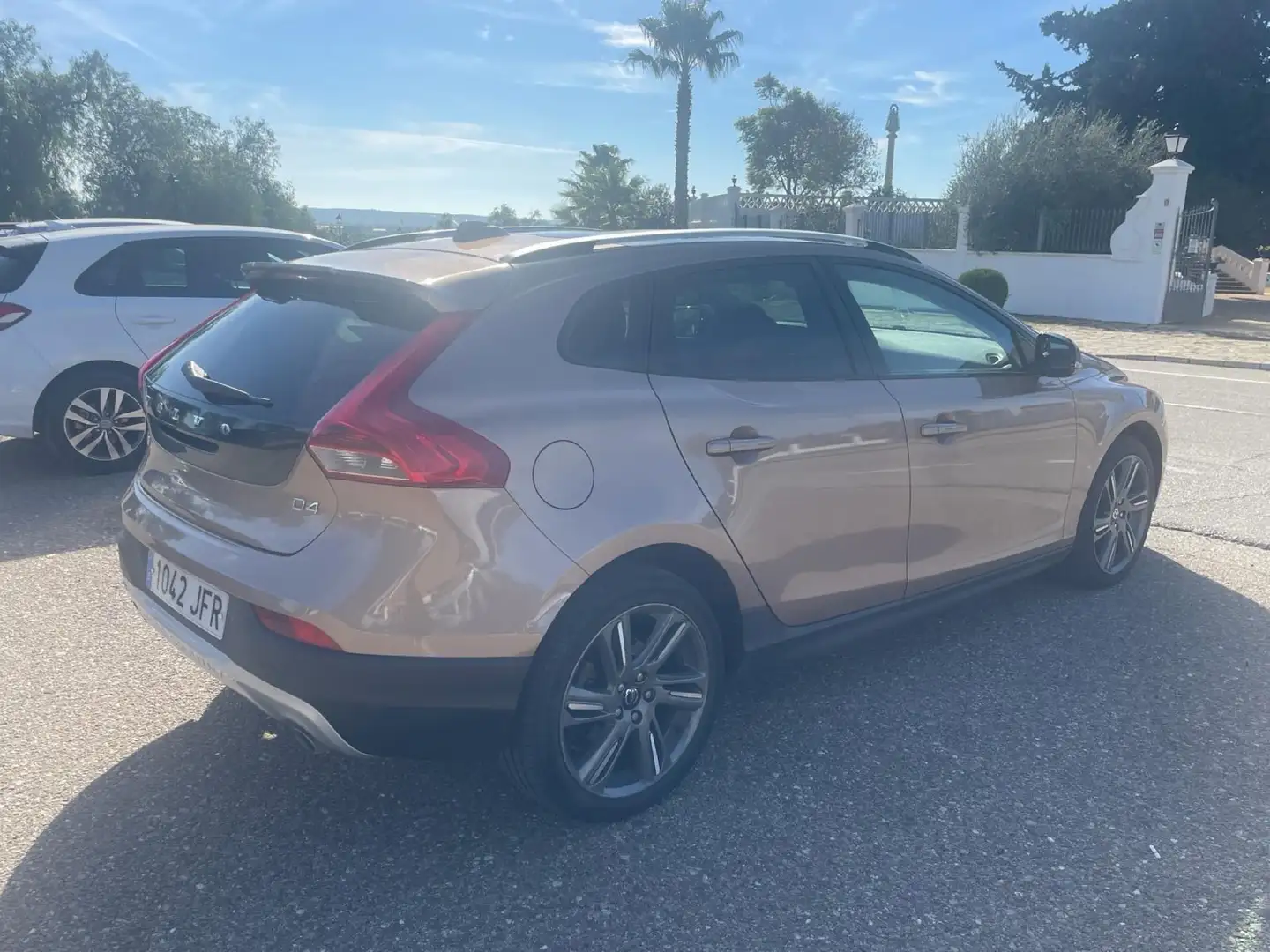 Volvo V40 Cross Country D4 Kinetic Aut. 177 Brown - 2
