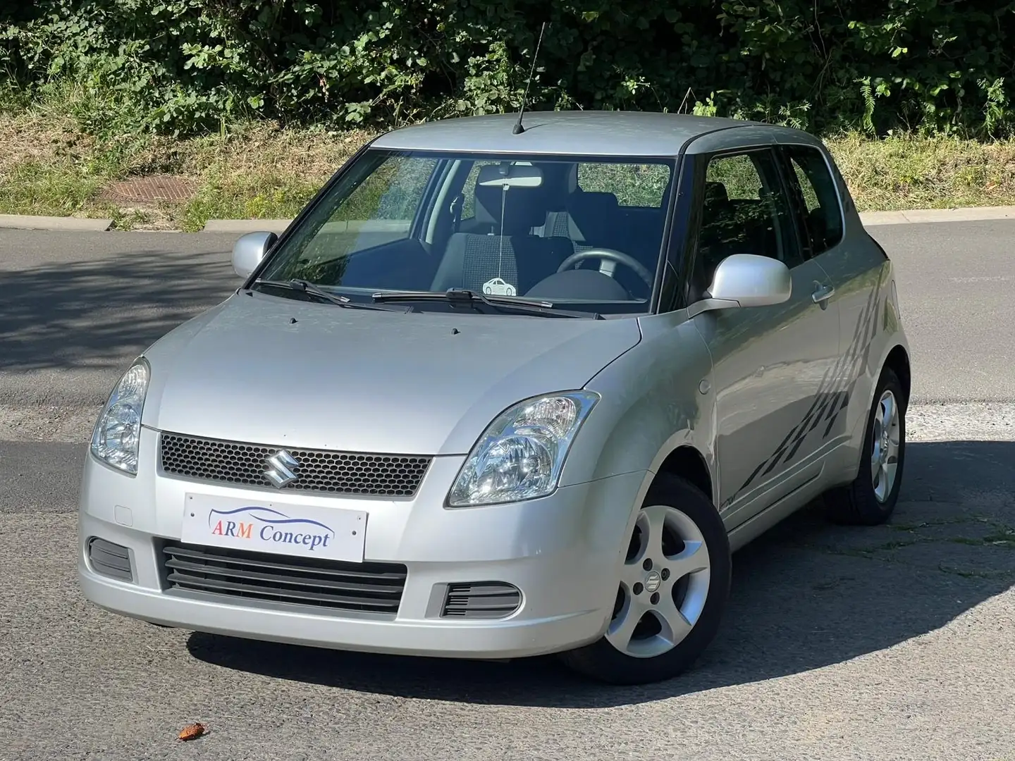 Suzuki Swift 1.3i 16v essence 2007 AIRCO prête à immatriculer - 1