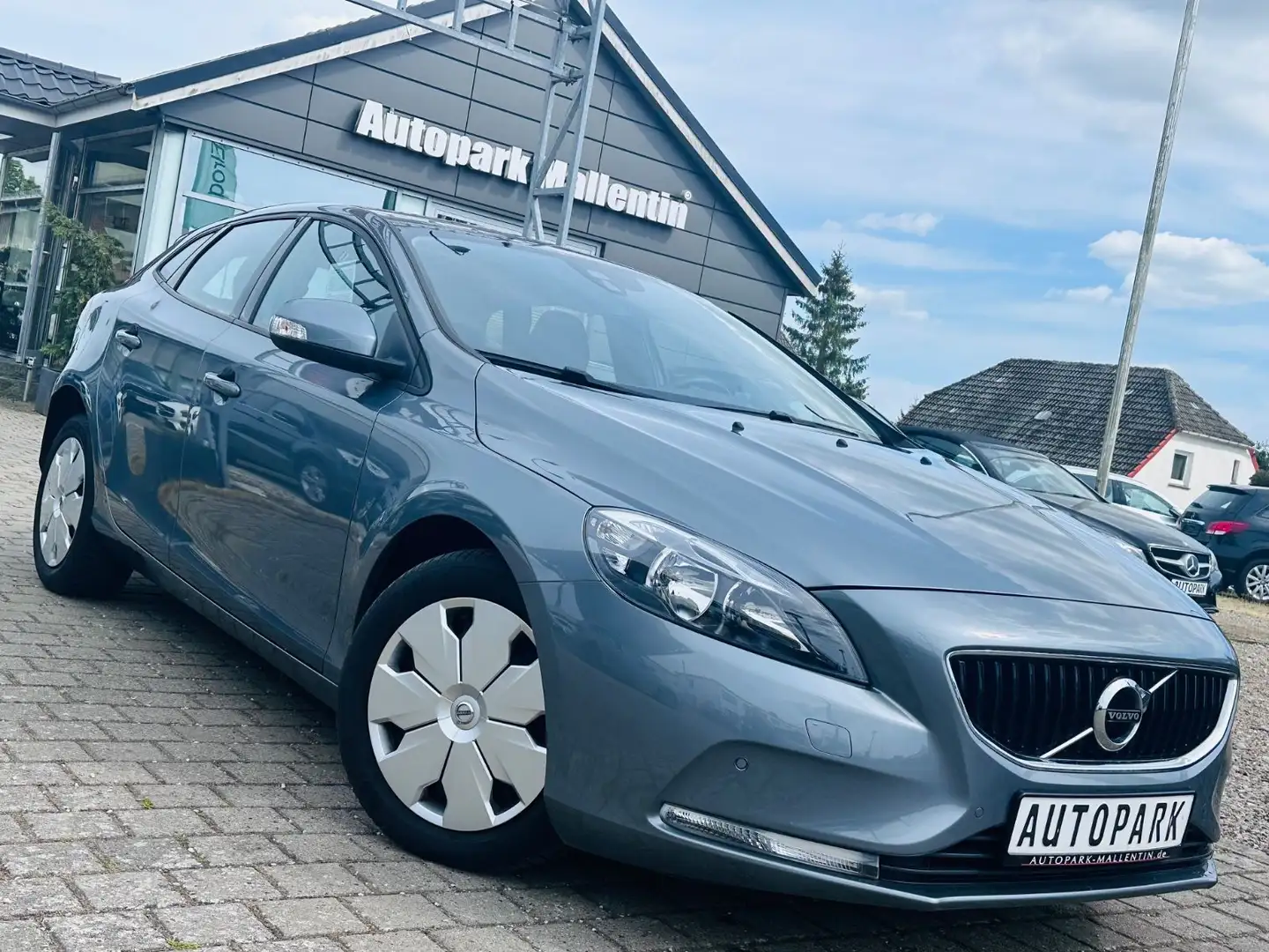 Volvo V40 *1.HAND*TEMPOMAT*SHZ*PDC* Grau - 1