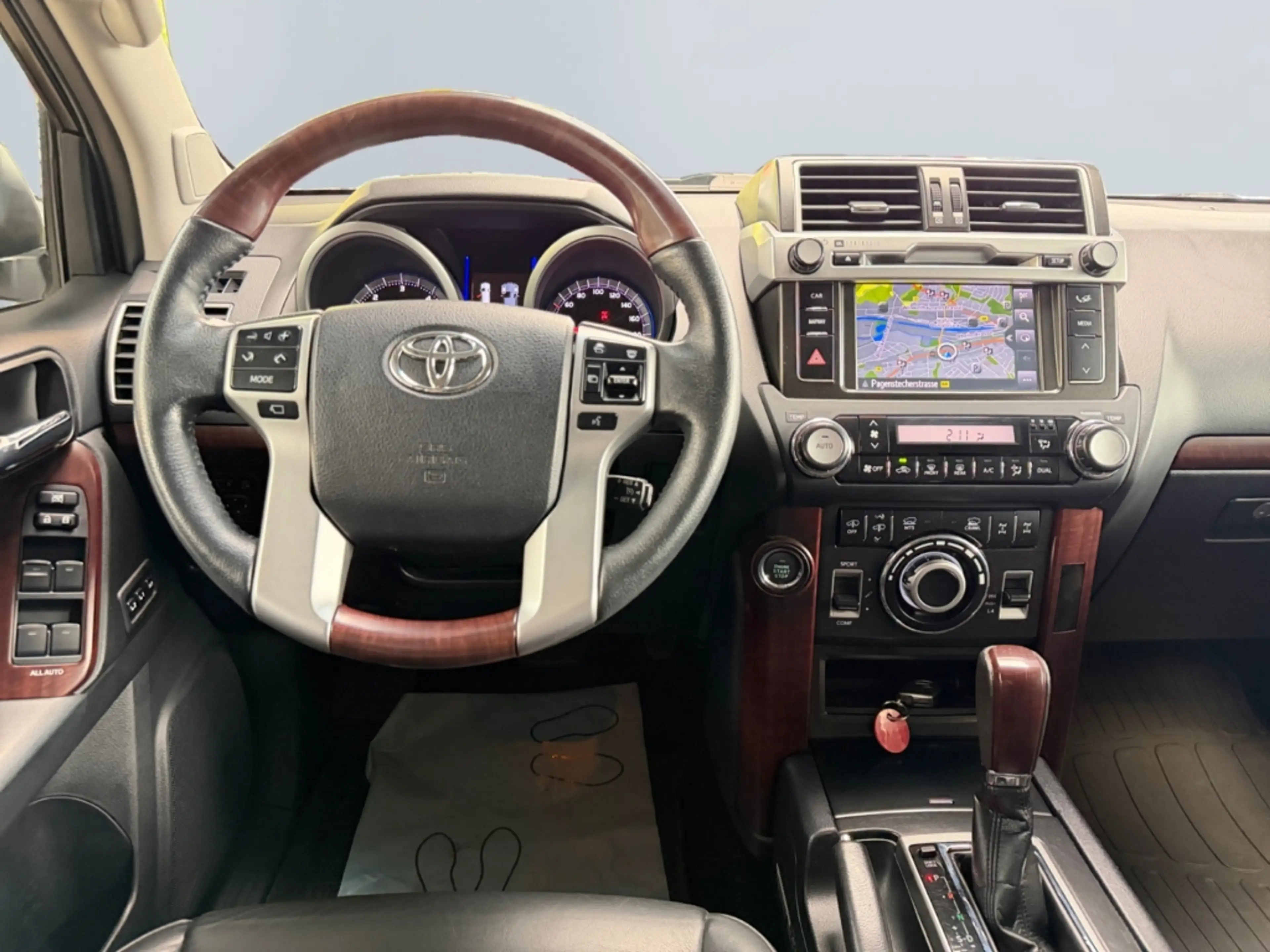 Toyota Land Cruiser 2.8 D-4D TEC-Edition *StHz*360°*AHK* — photo 11