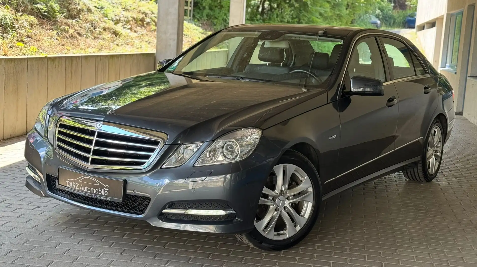 Mercedes-Benz E 200 CGI BlueEfficiency (212.048) ** TÜV&INSP. Neu* Grau - 1