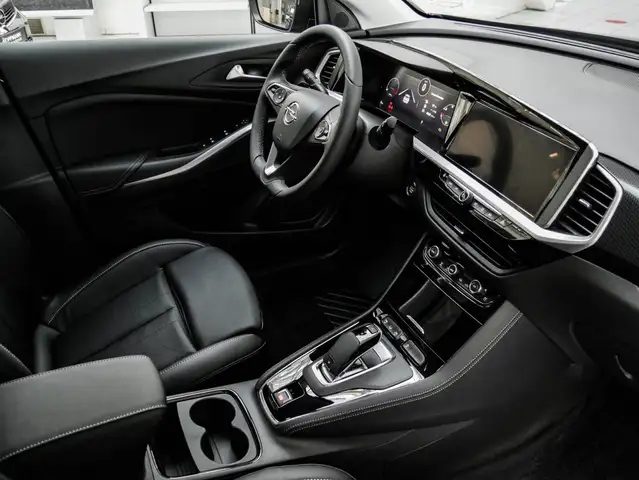 Opel Grandland view 3