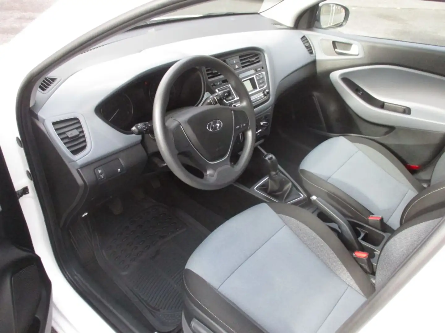 Hyundai i20 1.2 GO Weiß - 2