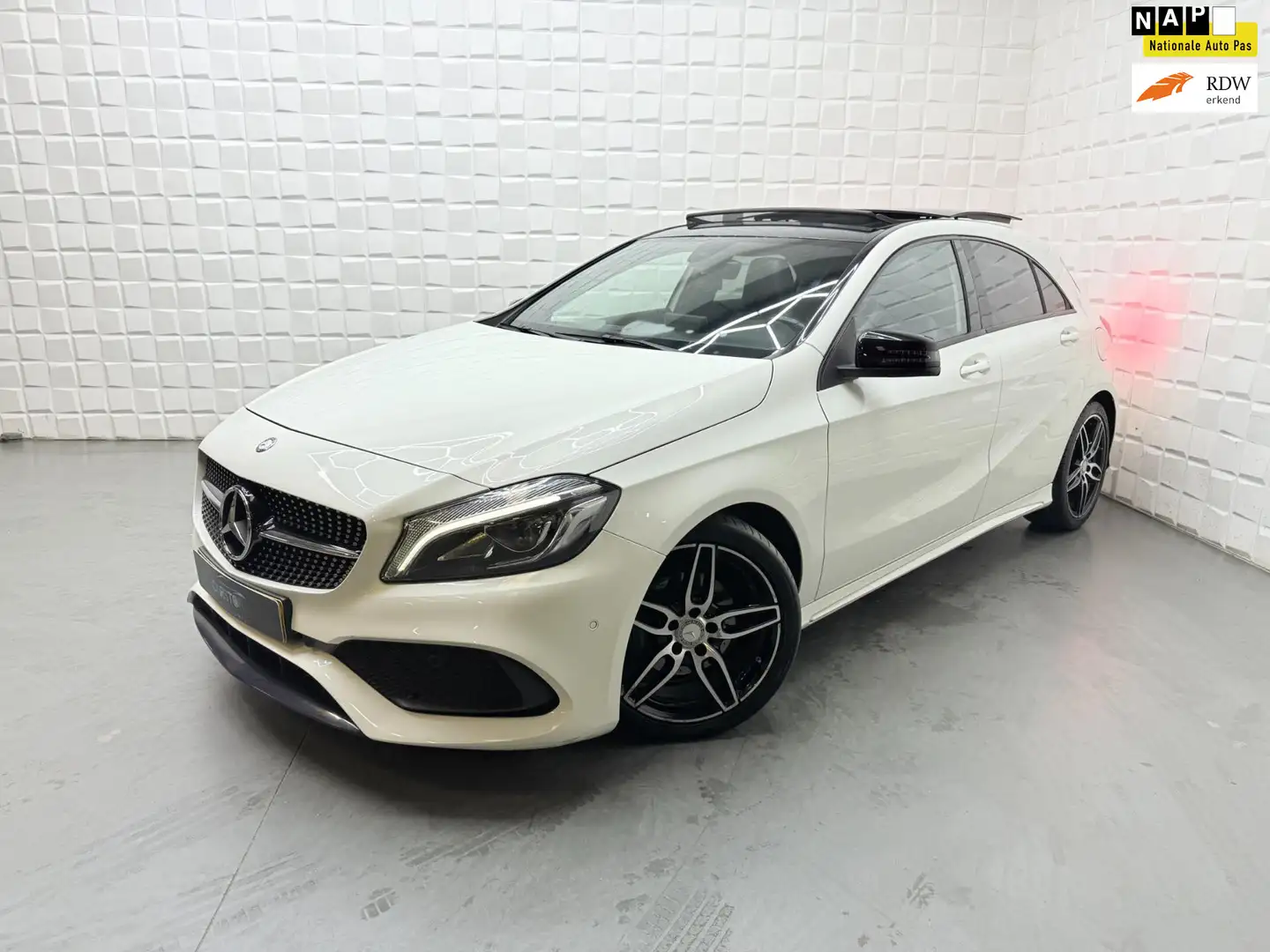 Mercedes-Benz A 160 AMG NIGHT PANO NAVI LEER NAP Blanc - 1