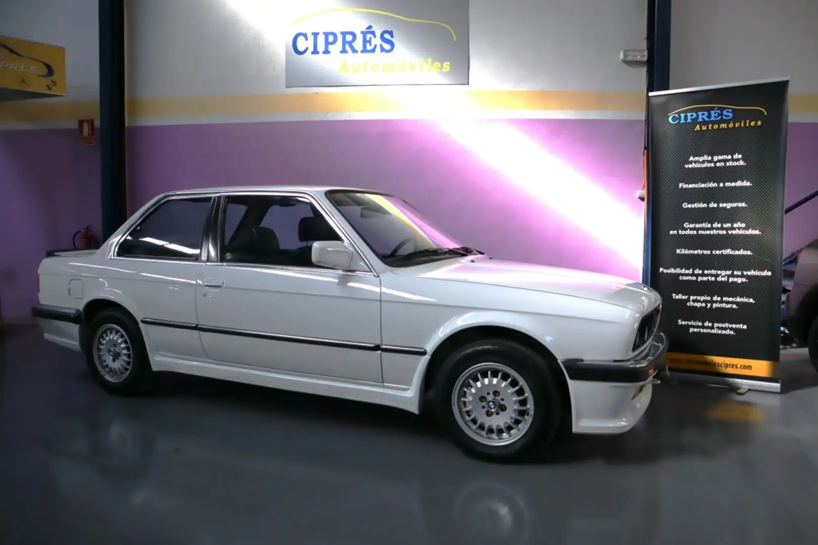 BMW 320 320i bijela - 1