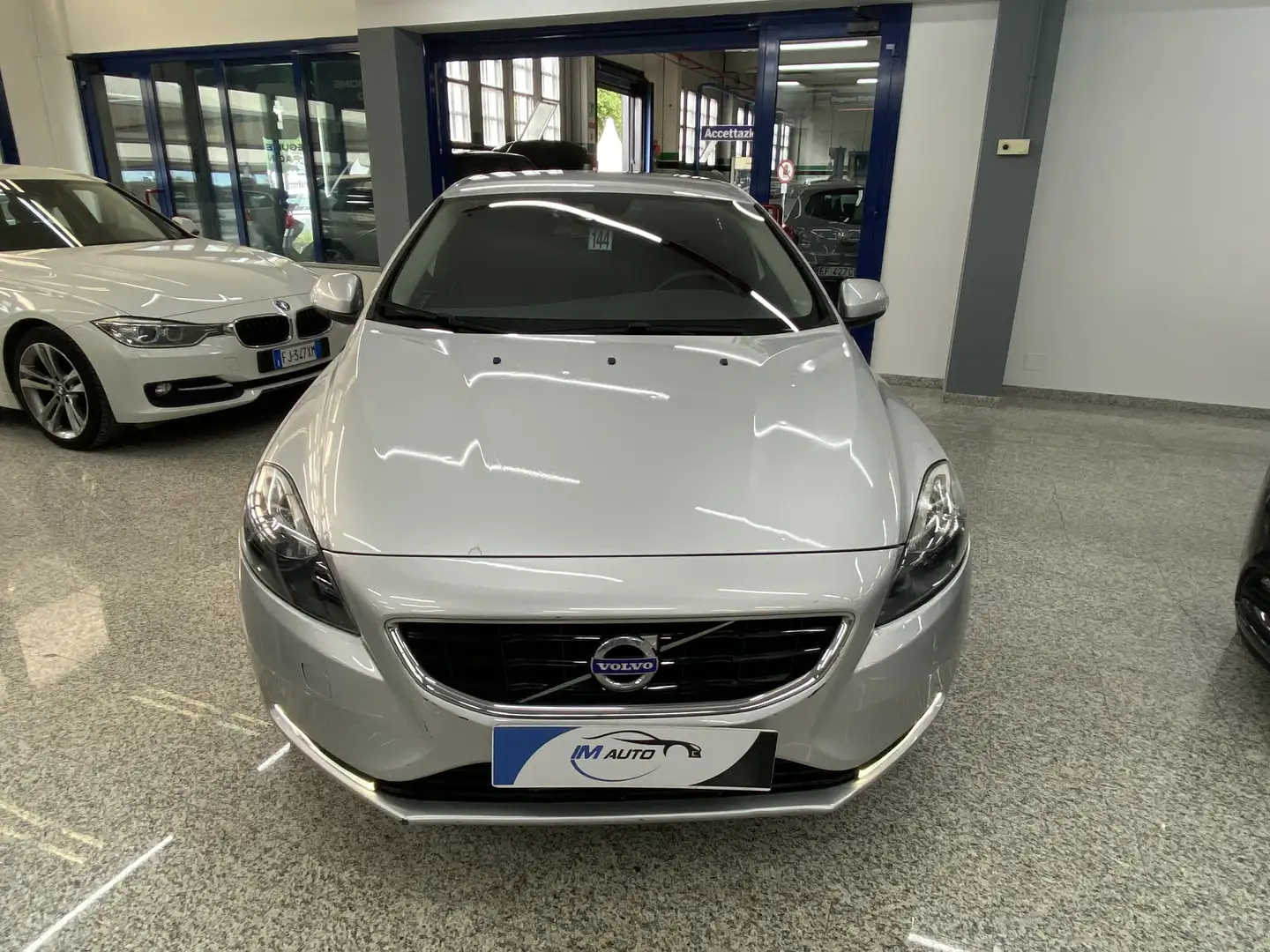 Volvo V40 1.6 d2 Momentum Plateado - 1