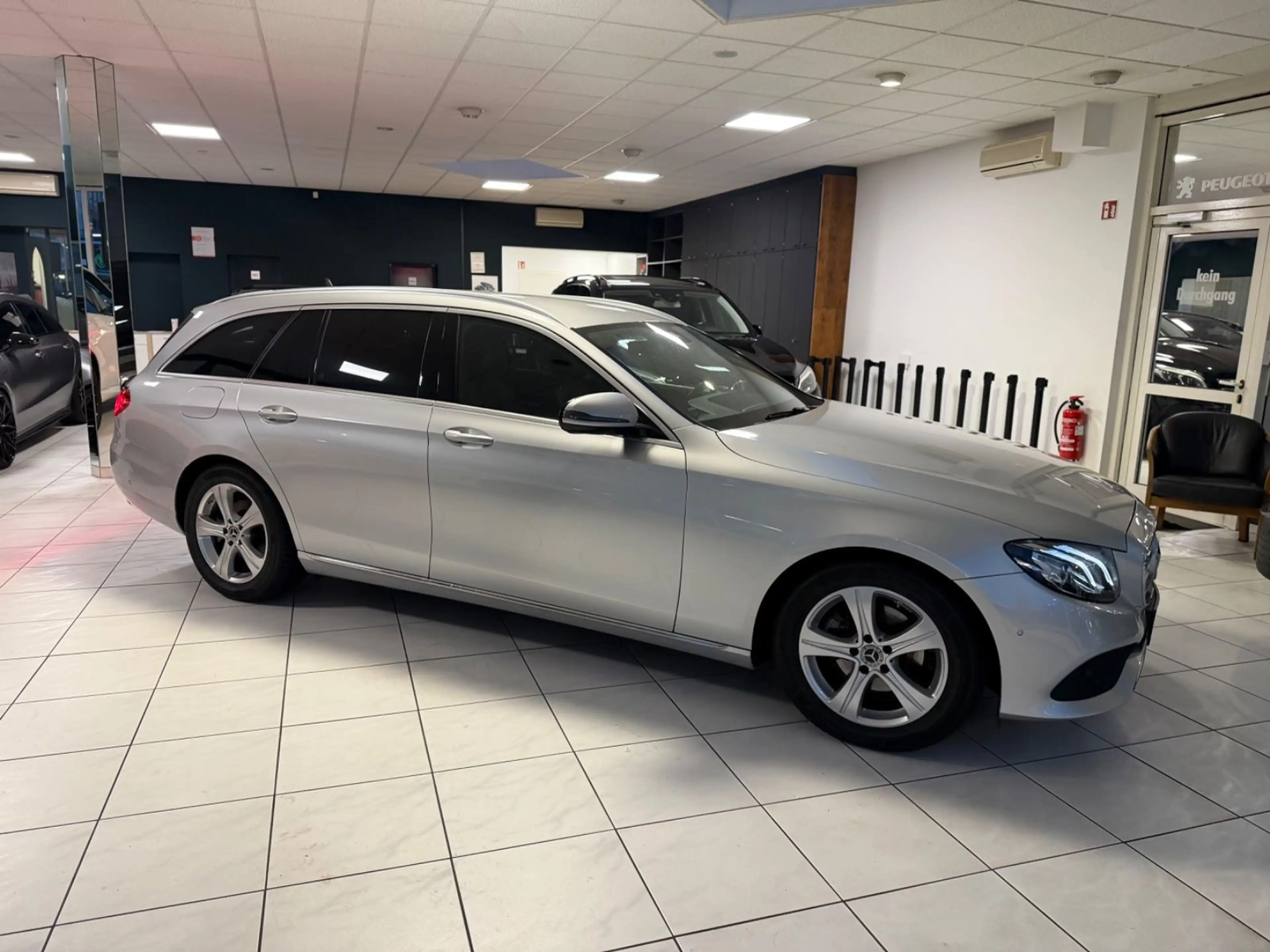 Mercedes-Benz E 220 T d Avantgarde LED COMMAND NAVI KAMERA TOP — photo 3