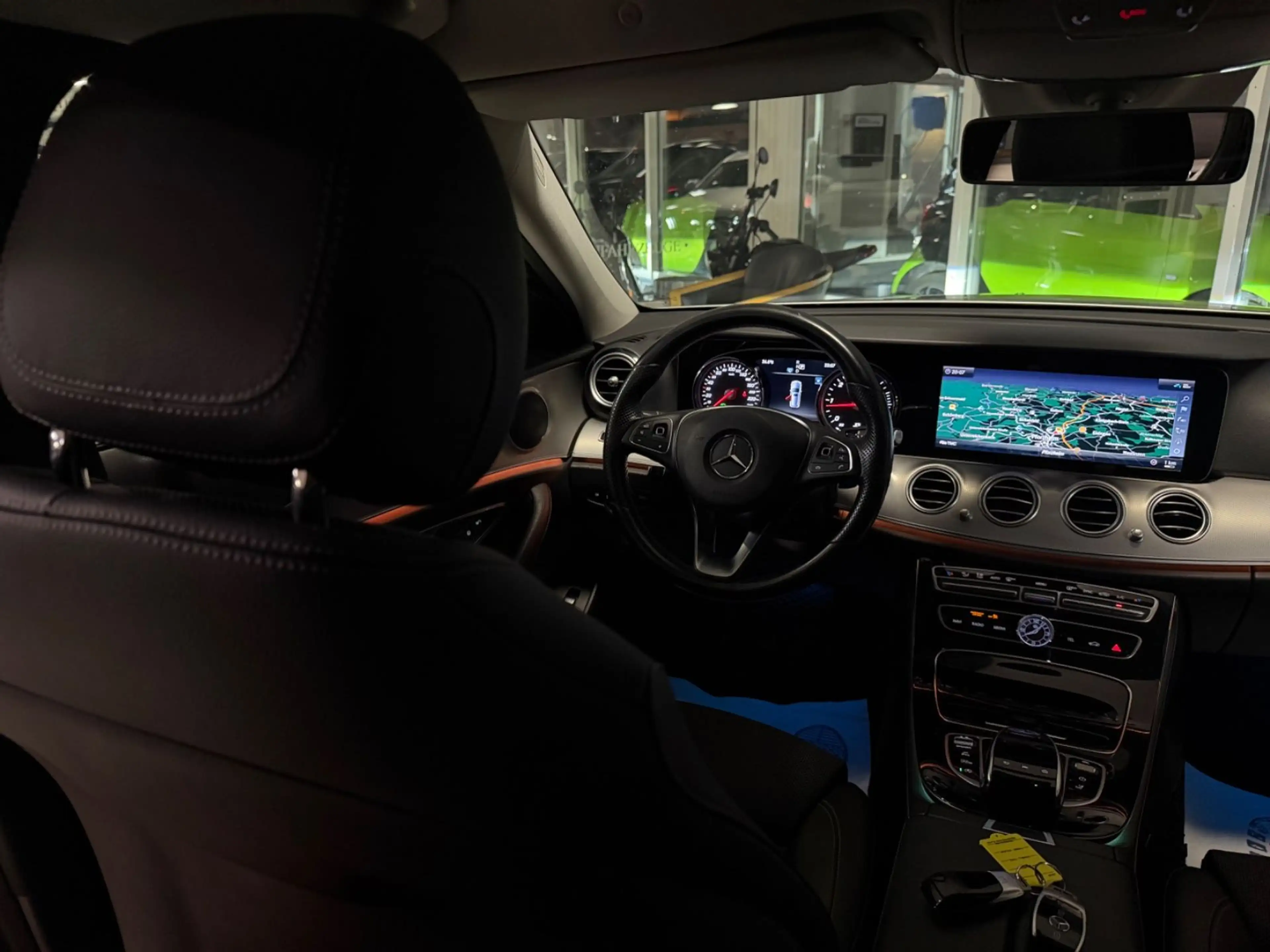 Mercedes-Benz E 220 T d Avantgarde LED COMMAND NAVI KAMERA TOP — photo 15