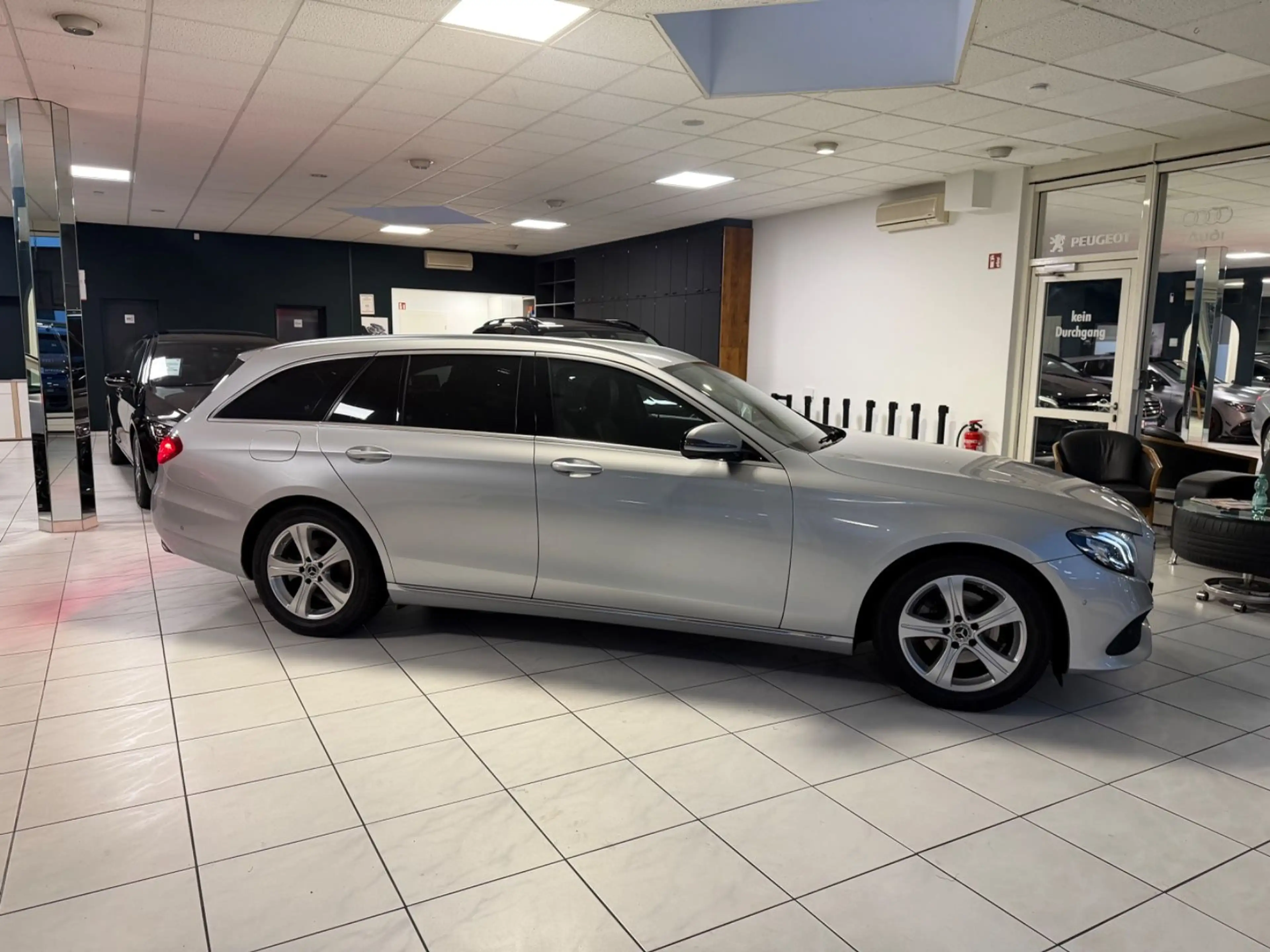 Mercedes-Benz E 220 T d Avantgarde LED COMMAND NAVI KAMERA TOP — photo 4
