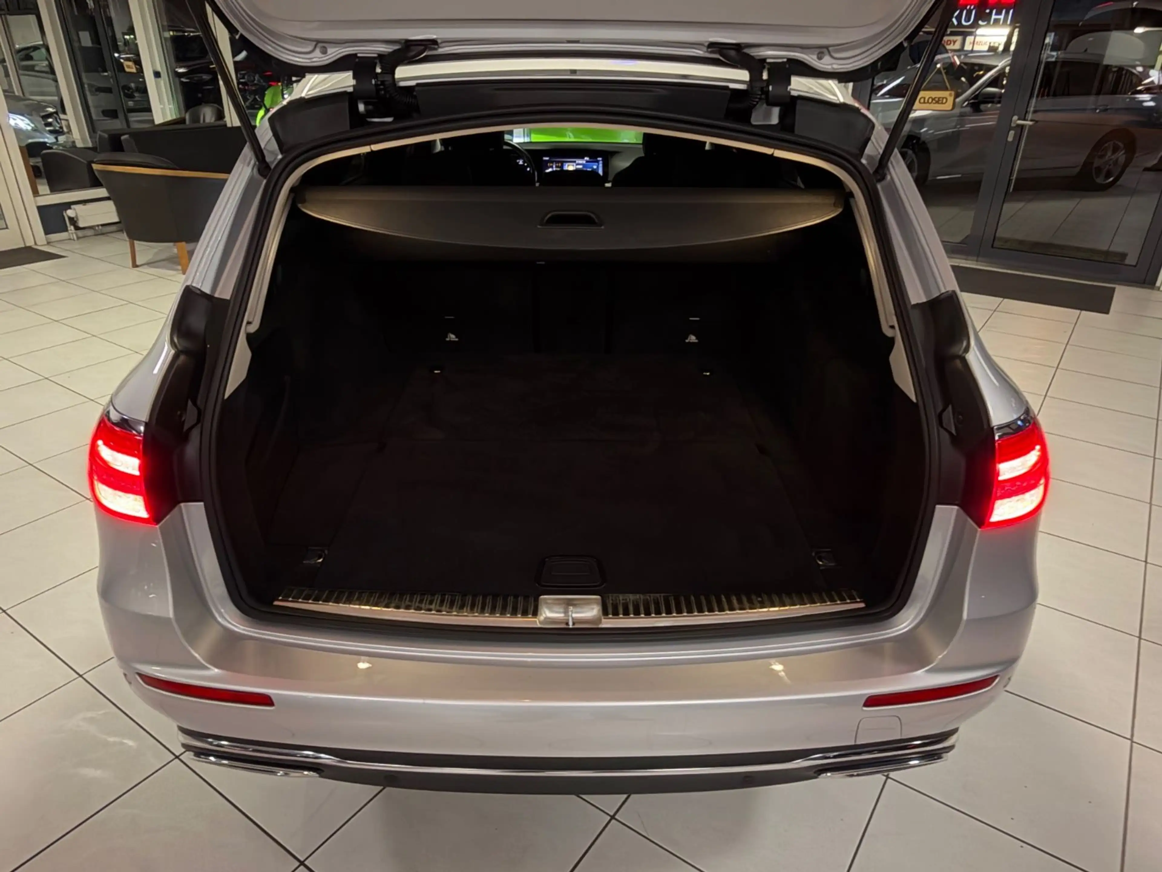 Mercedes-Benz E 220 T d Avantgarde LED COMMAND NAVI KAMERA TOP — photo 10
