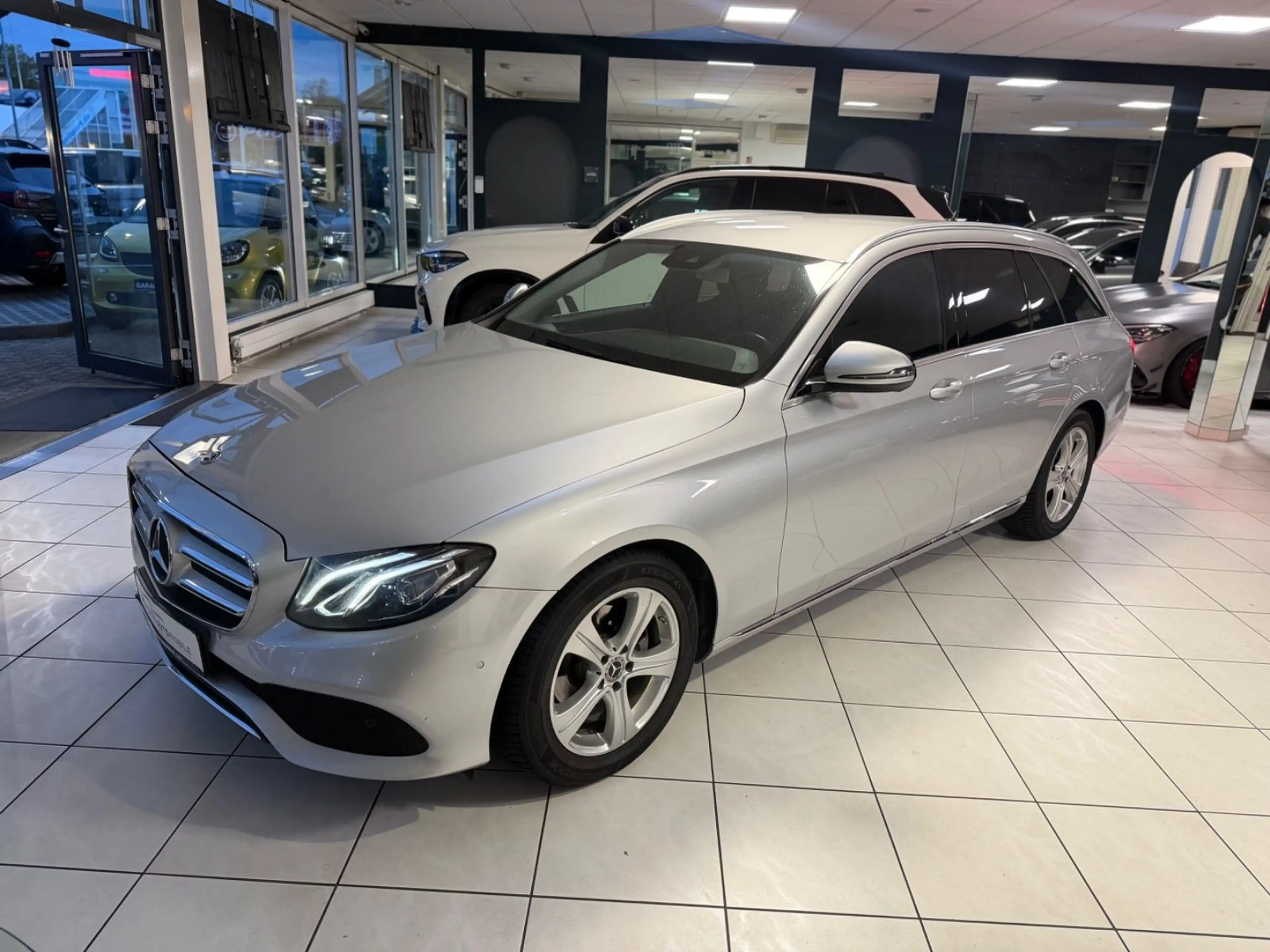 Mercedes-Benz E 220 T d Avantgarde LED COMMAND NAVI KAMERA TOP