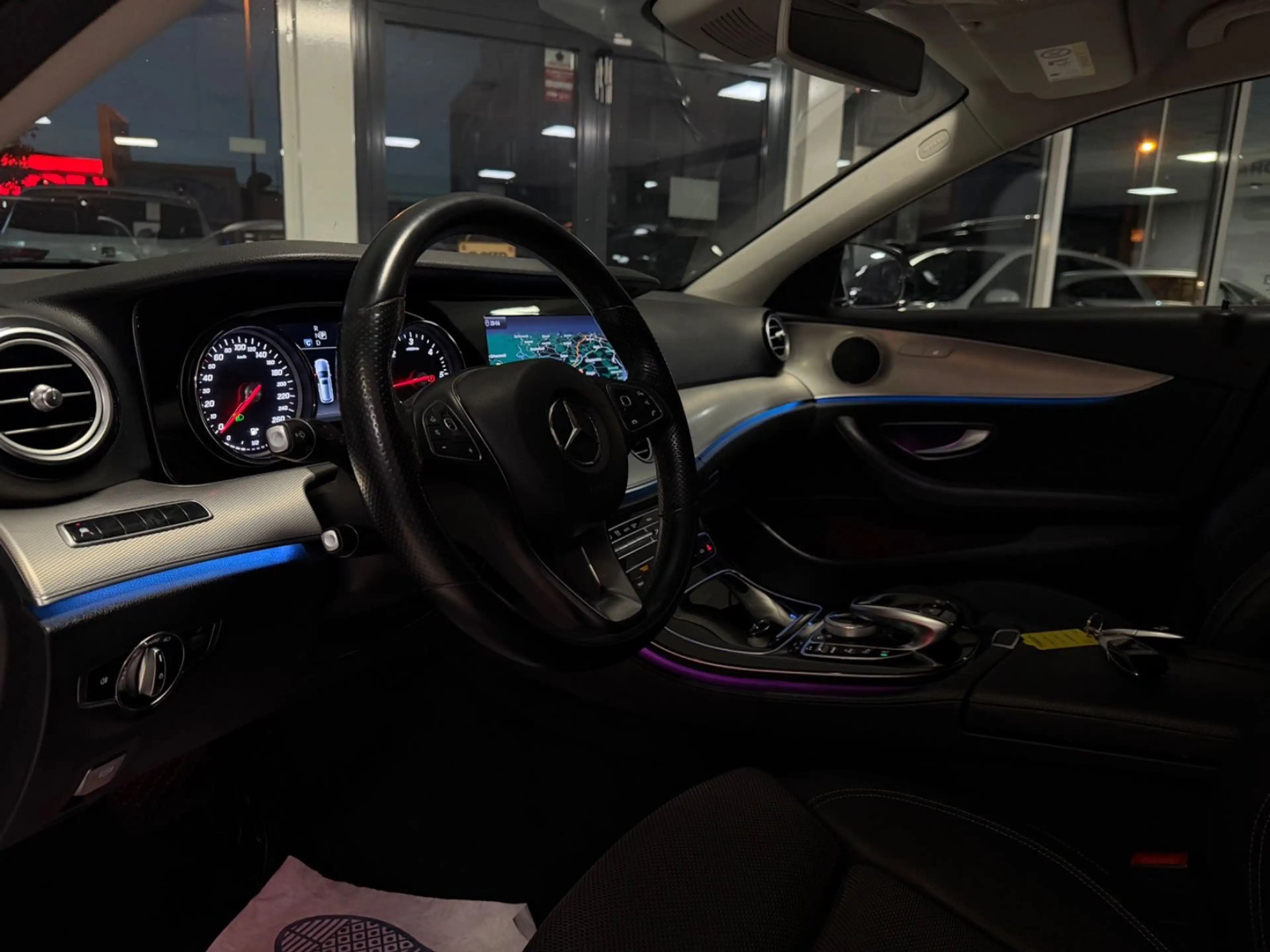 Mercedes-Benz E 220 T d Avantgarde LED COMMAND NAVI KAMERA TOP — photo 20