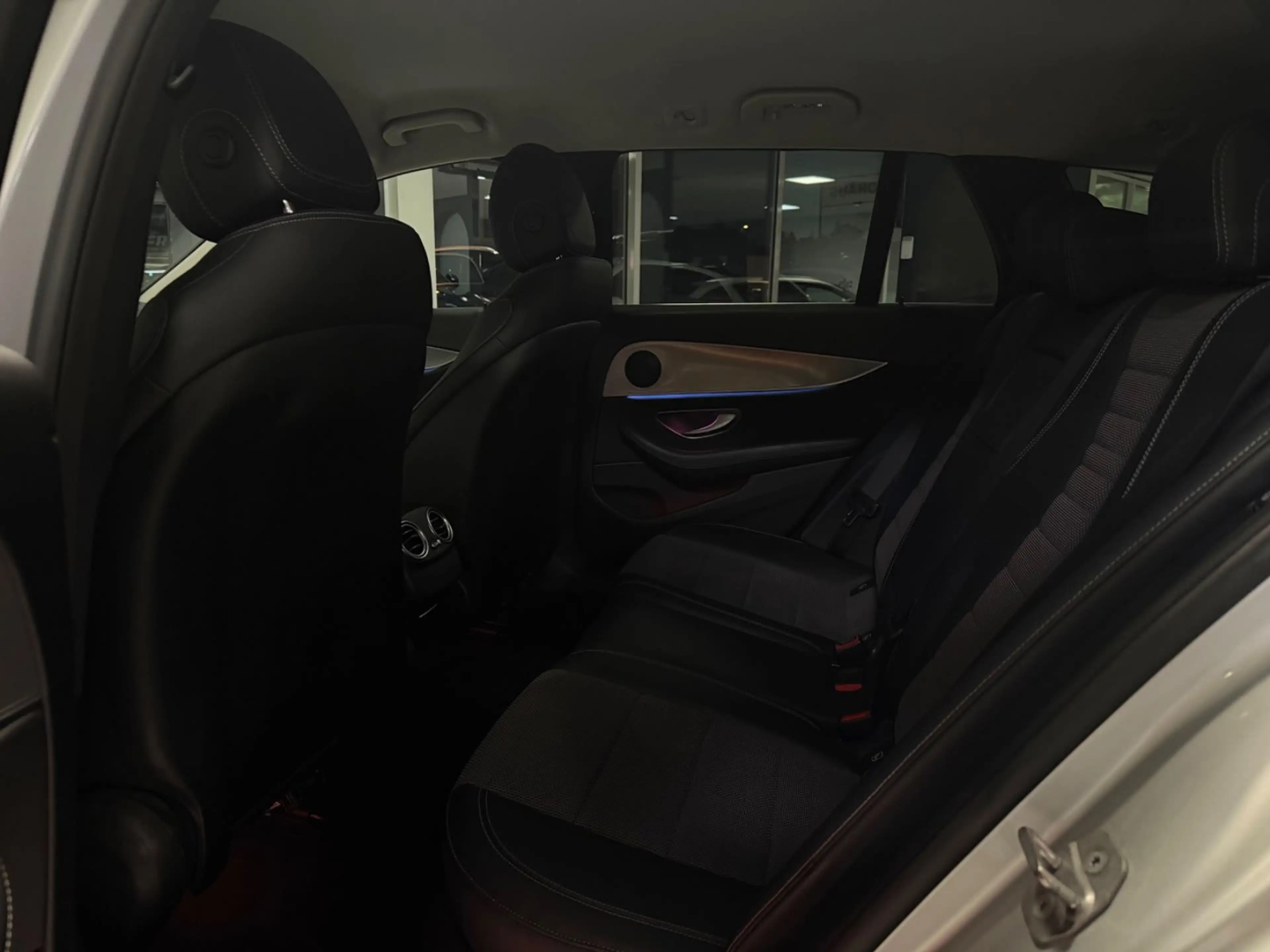 Mercedes-Benz E 220 T d Avantgarde LED COMMAND NAVI KAMERA TOP — photo 12
