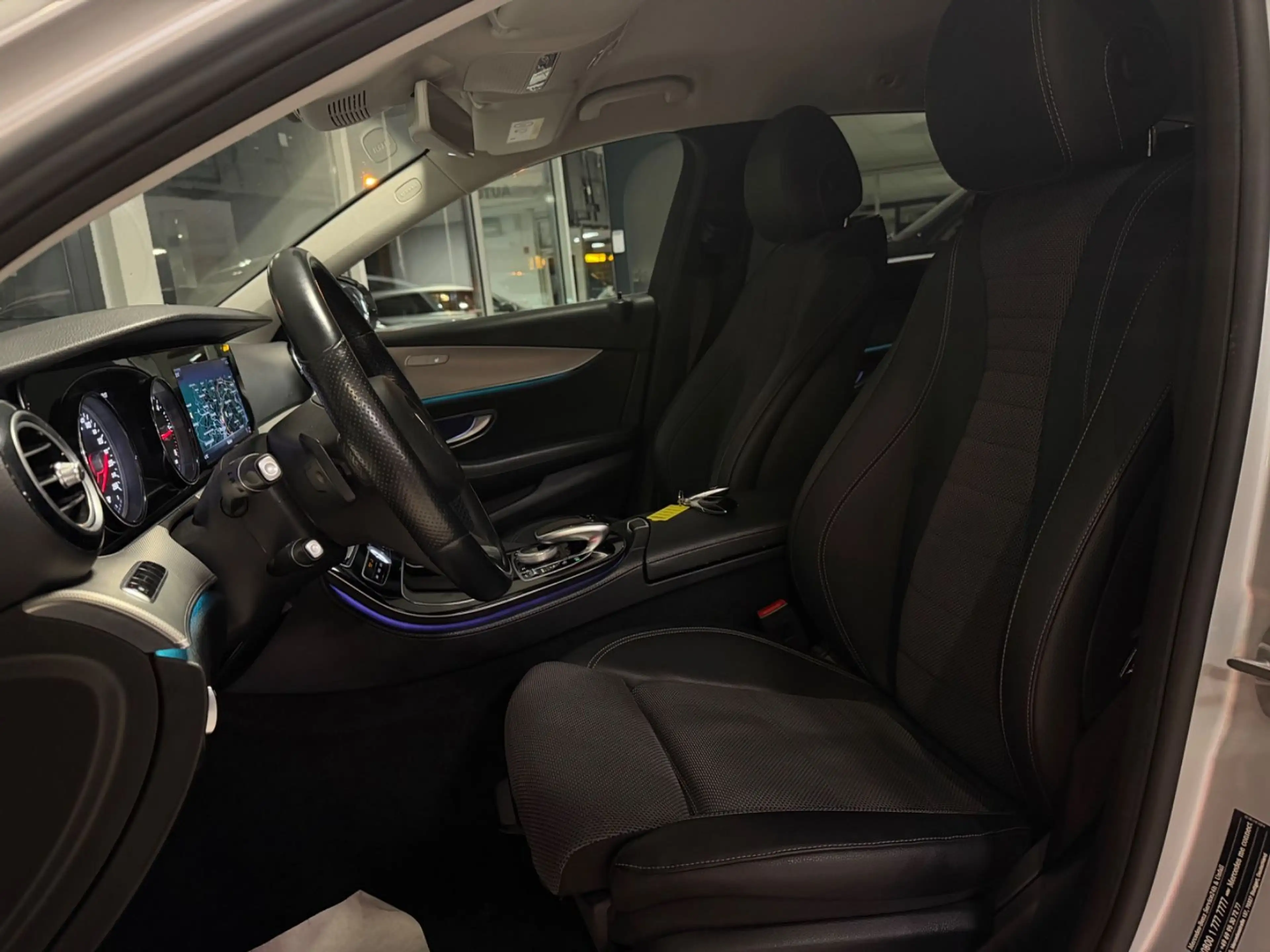 Mercedes-Benz E 220 T d Avantgarde LED COMMAND NAVI KAMERA TOP — photo 22