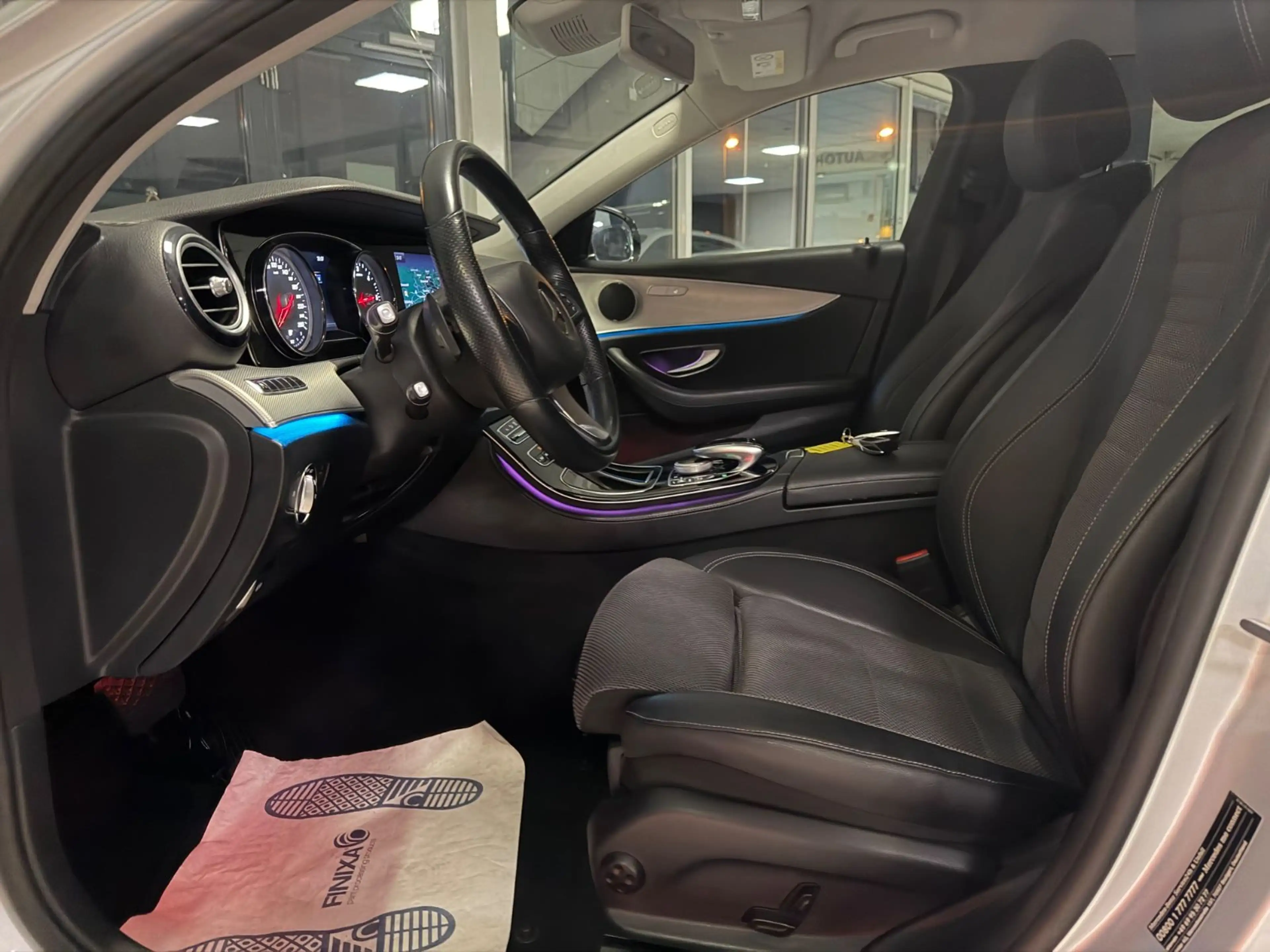 Mercedes-Benz E 220 T d Avantgarde LED COMMAND NAVI KAMERA TOP — photo 21