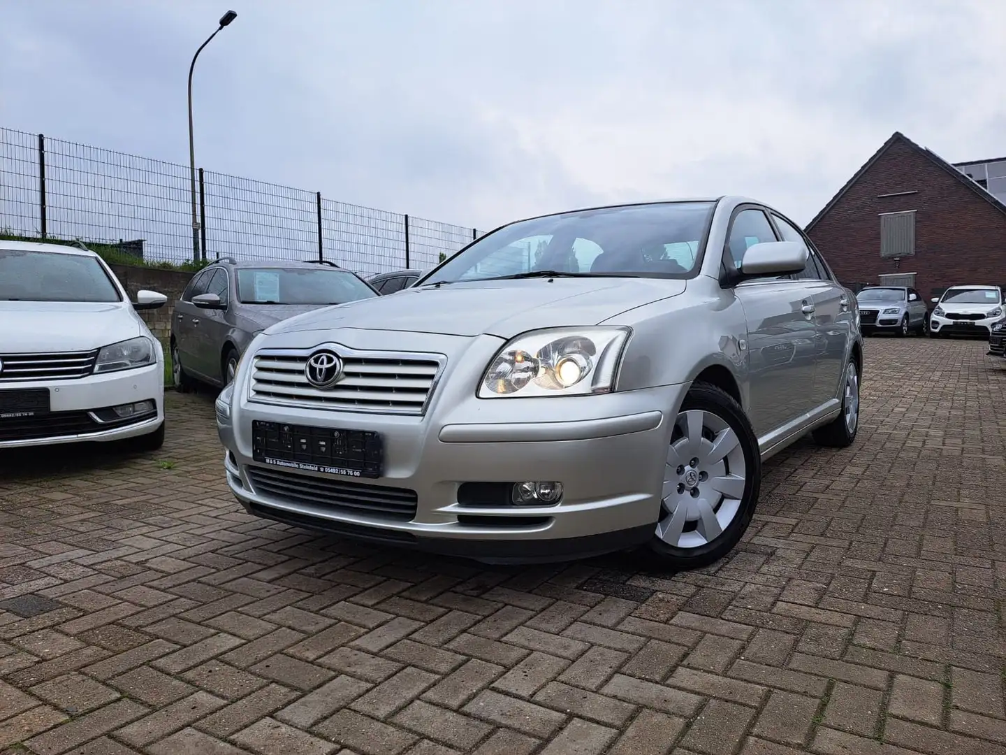 Toyota Avensis 1.8 Sol Lim. AHK Silber - 1