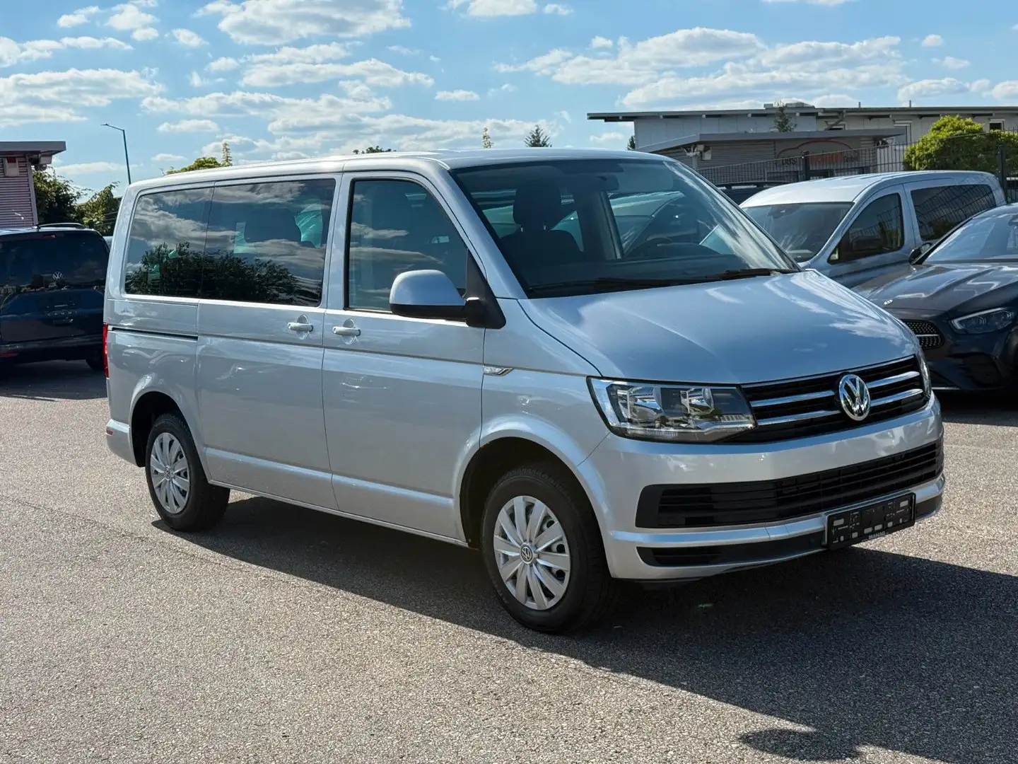 Volkswagen T6 Caravelle 2,0 TDI DSG Comfortline*9-SITZE* Plateado - 1