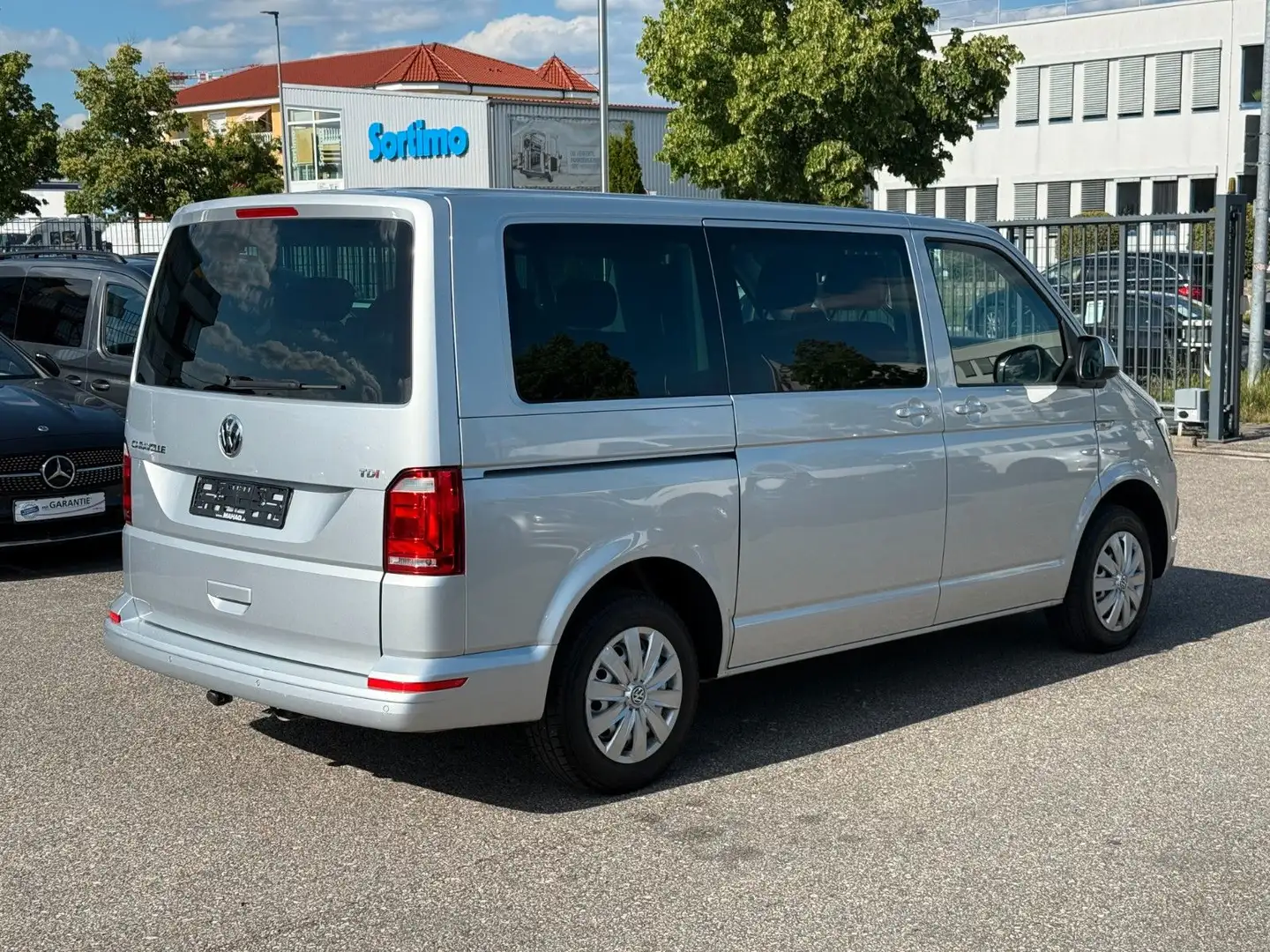 Volkswagen T6 Caravelle 2,0 TDI DSG Comfortline*9-SITZE* Plateado - 2
