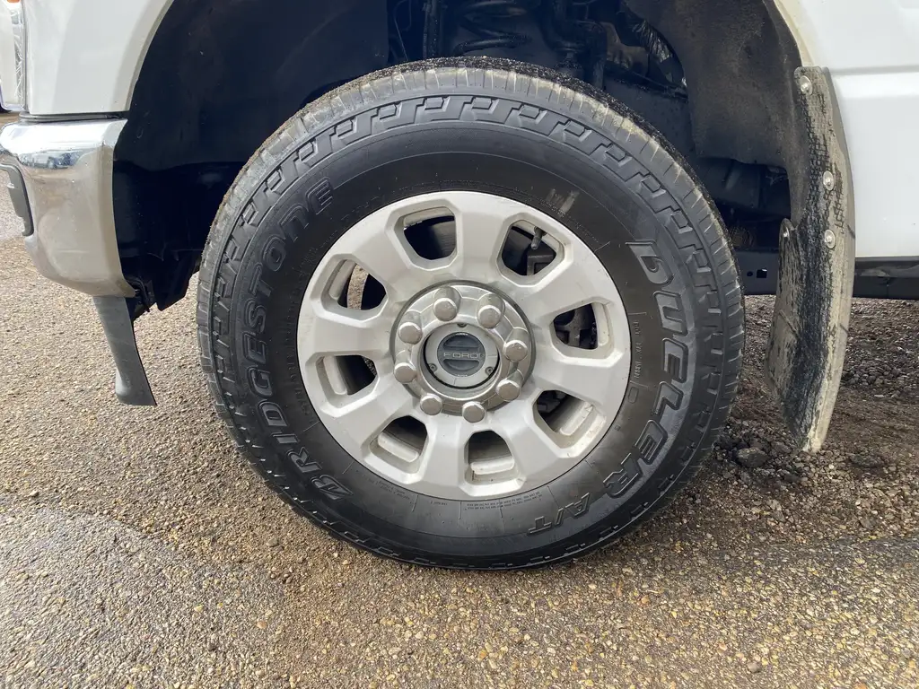 2023 Ford F-250 Super Duty XLT Crew Cab 176 | 4X4 | Trailer Sway Control | SY — photo 3