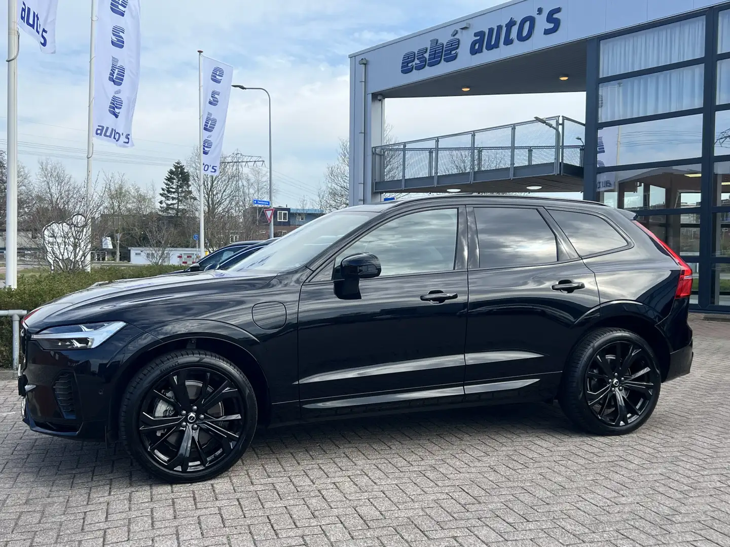 Volvo XC60 2.0 T8 455 pk Ultimate Black Edition AWD Plug-in h Zwart - 2