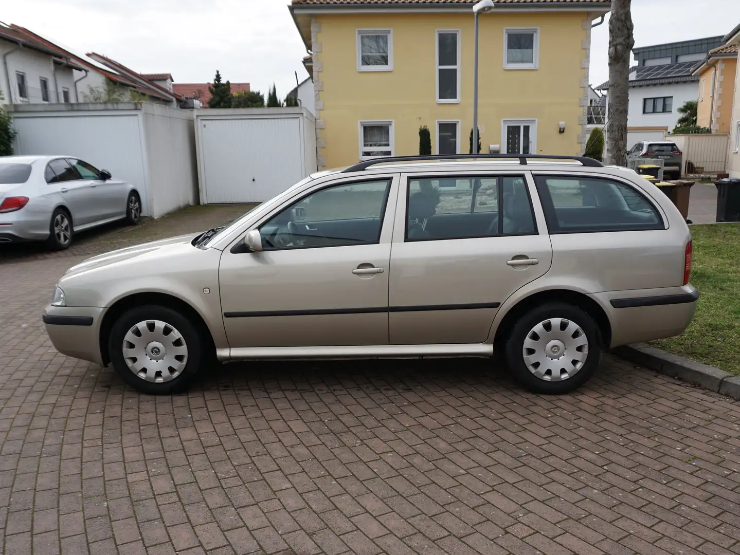 Skoda Octavia 1.9 TDI Combi Tour Auriu - 1