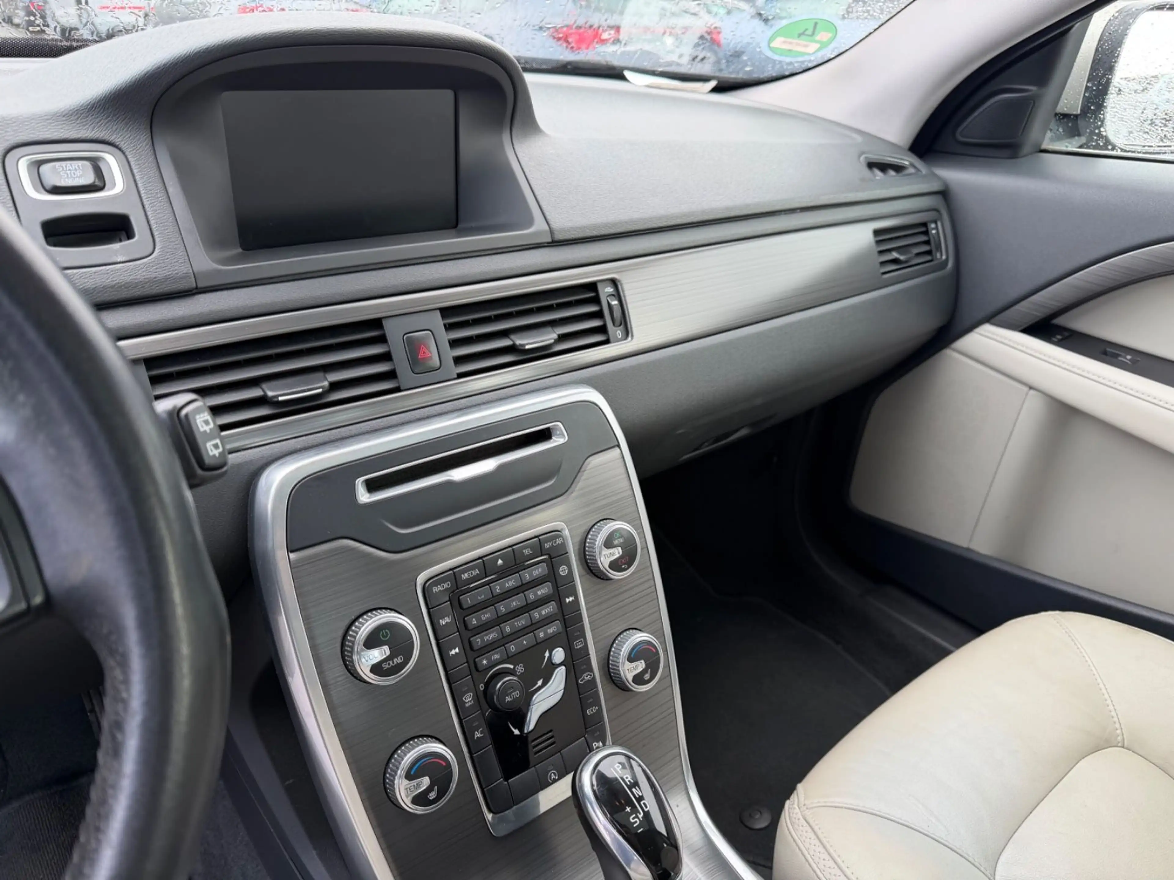 Volvo XC70 Summum 2WD Glasdach Standheizung Leder — photo 12