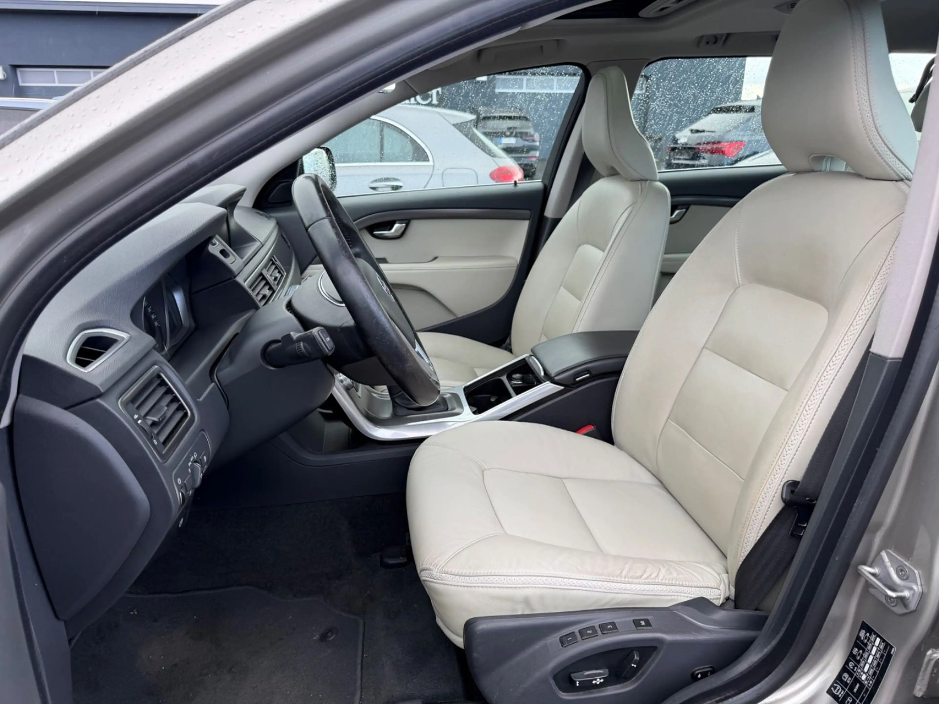 Volvo XC70 Summum 2WD Glasdach Standheizung Leder — photo 10