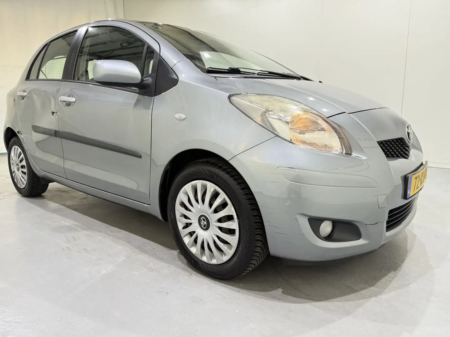 Toyota Yaris 5-Drs 1.3 VVT-i Automaat Clima Grijs - 1