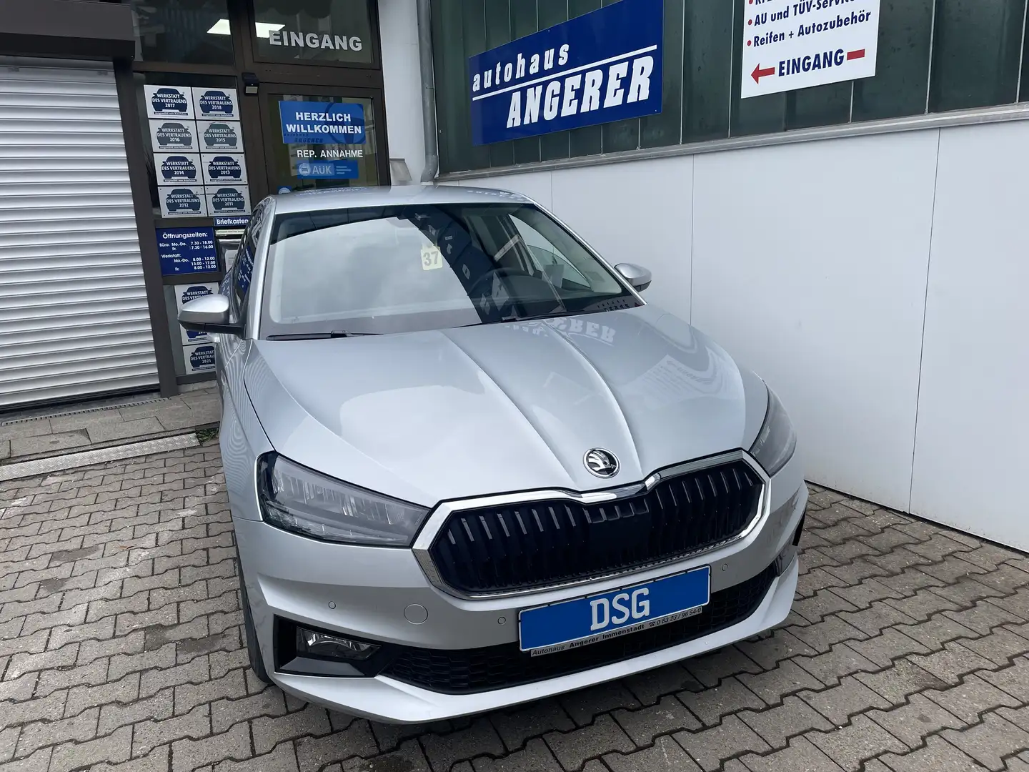 Skoda Fabia 1.0 TSI DSG Selection, Kamera,SH,LED, LAGERND Silber - 1