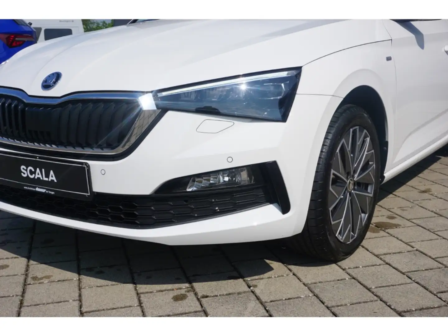 Skoda Scala 1.0 TSI Tour DSG Navi LED SHZ PDC Kamera Weiß - 2
