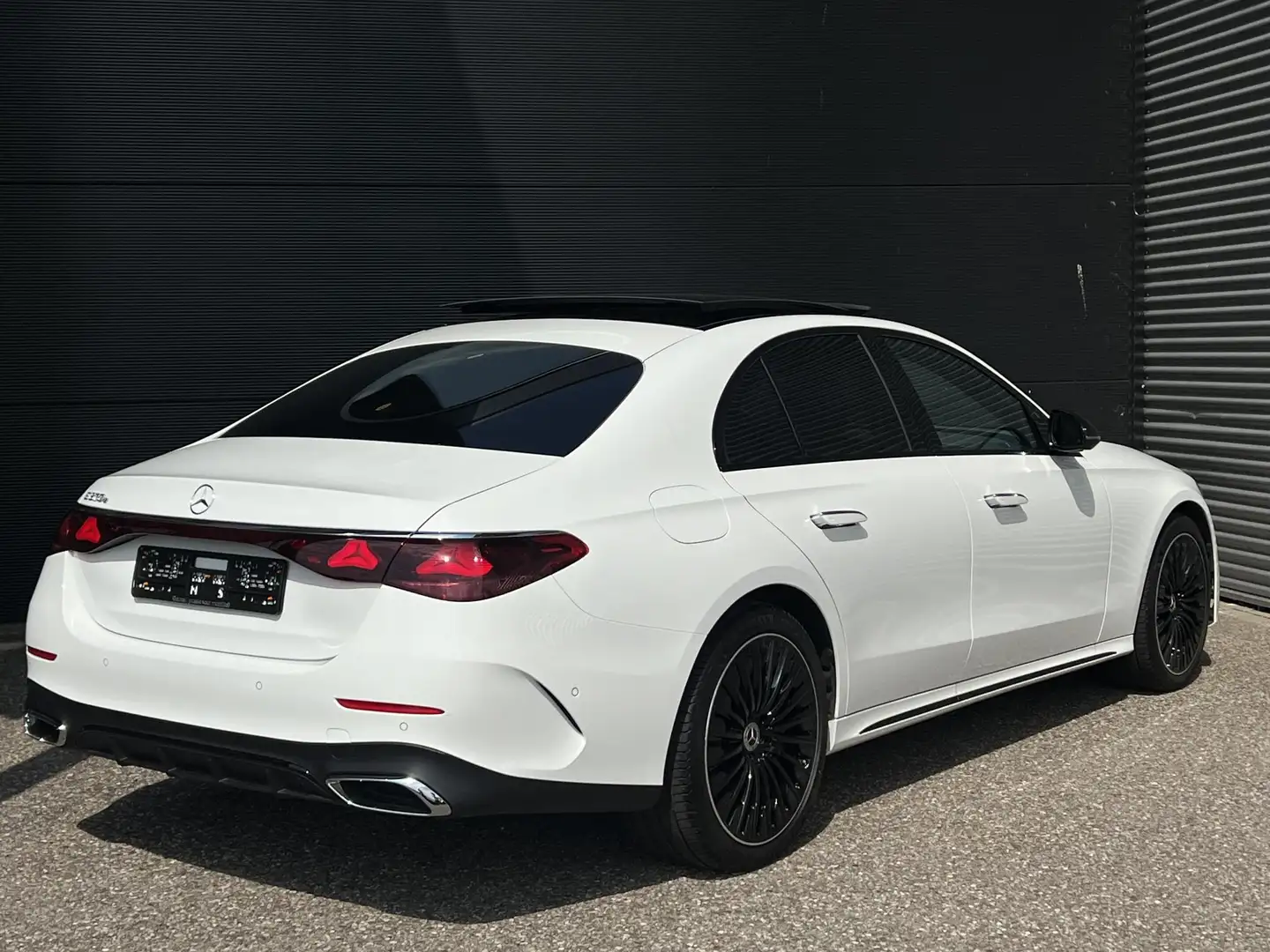 Mercedes-Benz E 300 e AMG Line Blanc - 2