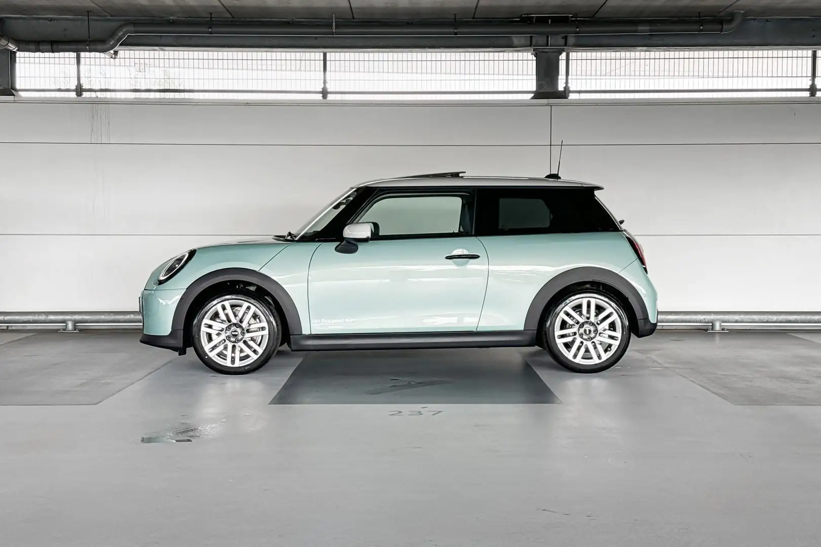 MINI Cooper 3-deurs 1.5 Cooper C Classic M | Pakket M | Dak en Groen - 2