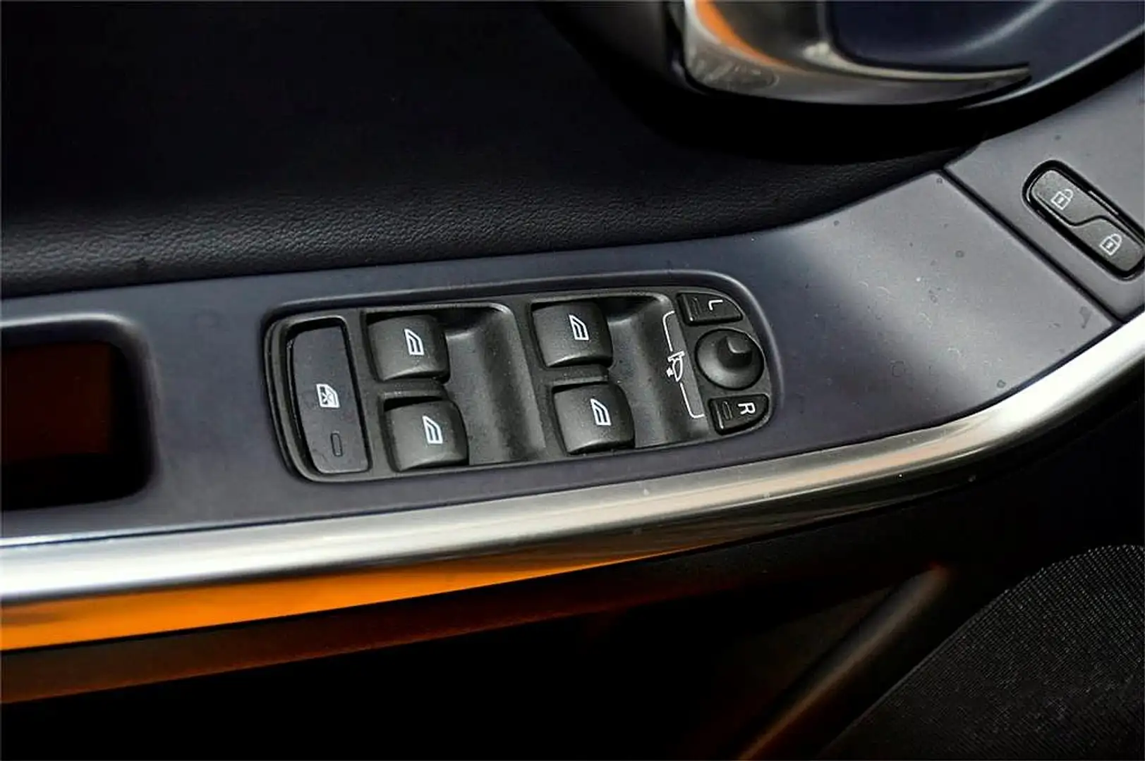 Volvo XC60 D4 Kinetic AWD Geartronic Černá - 2
