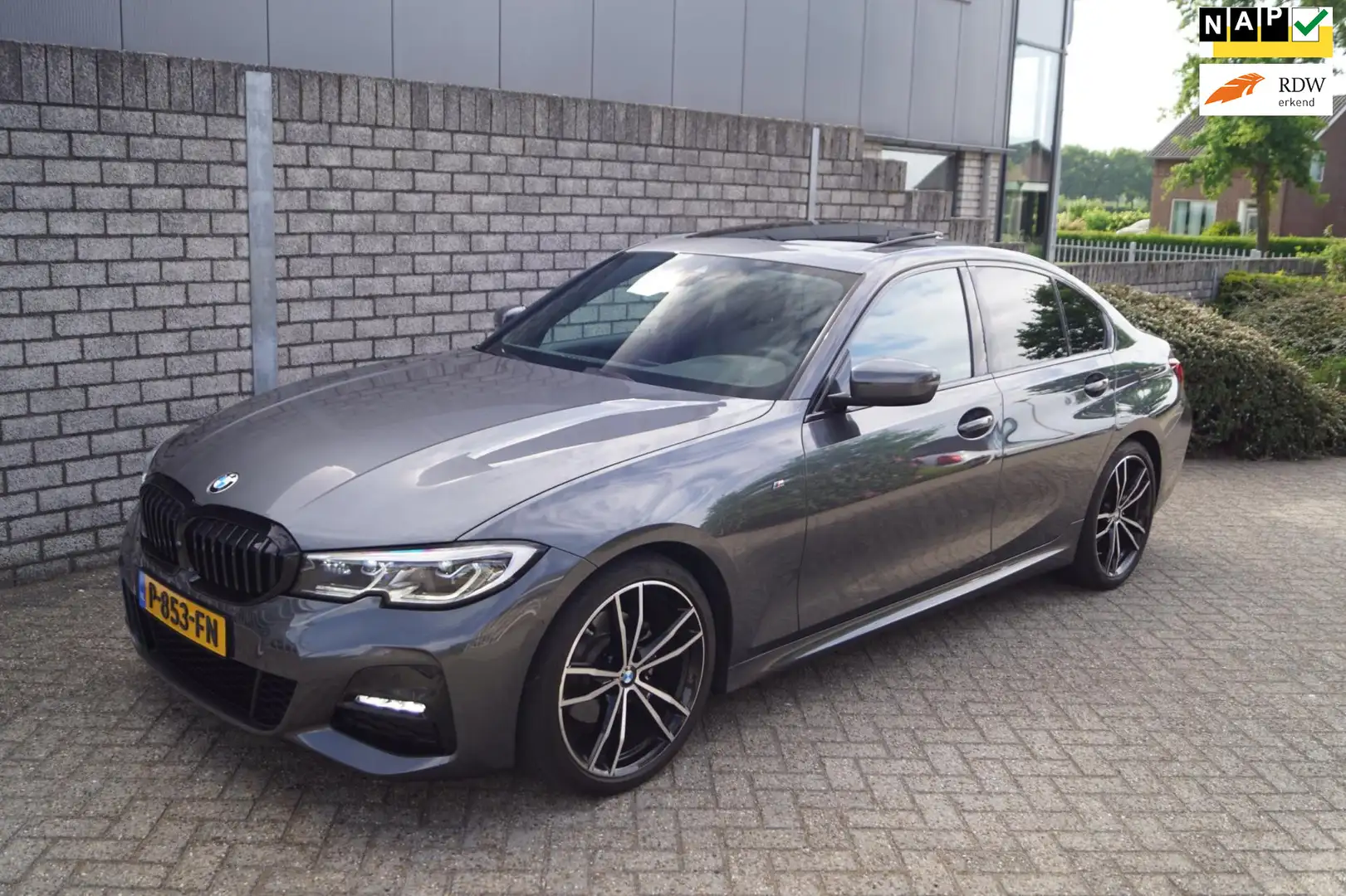 BMW 320 3-serie 320i Business Edition Plus M-Sport Autom L Grijs - 1