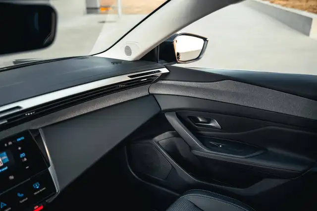 Peugeot 308 view 11