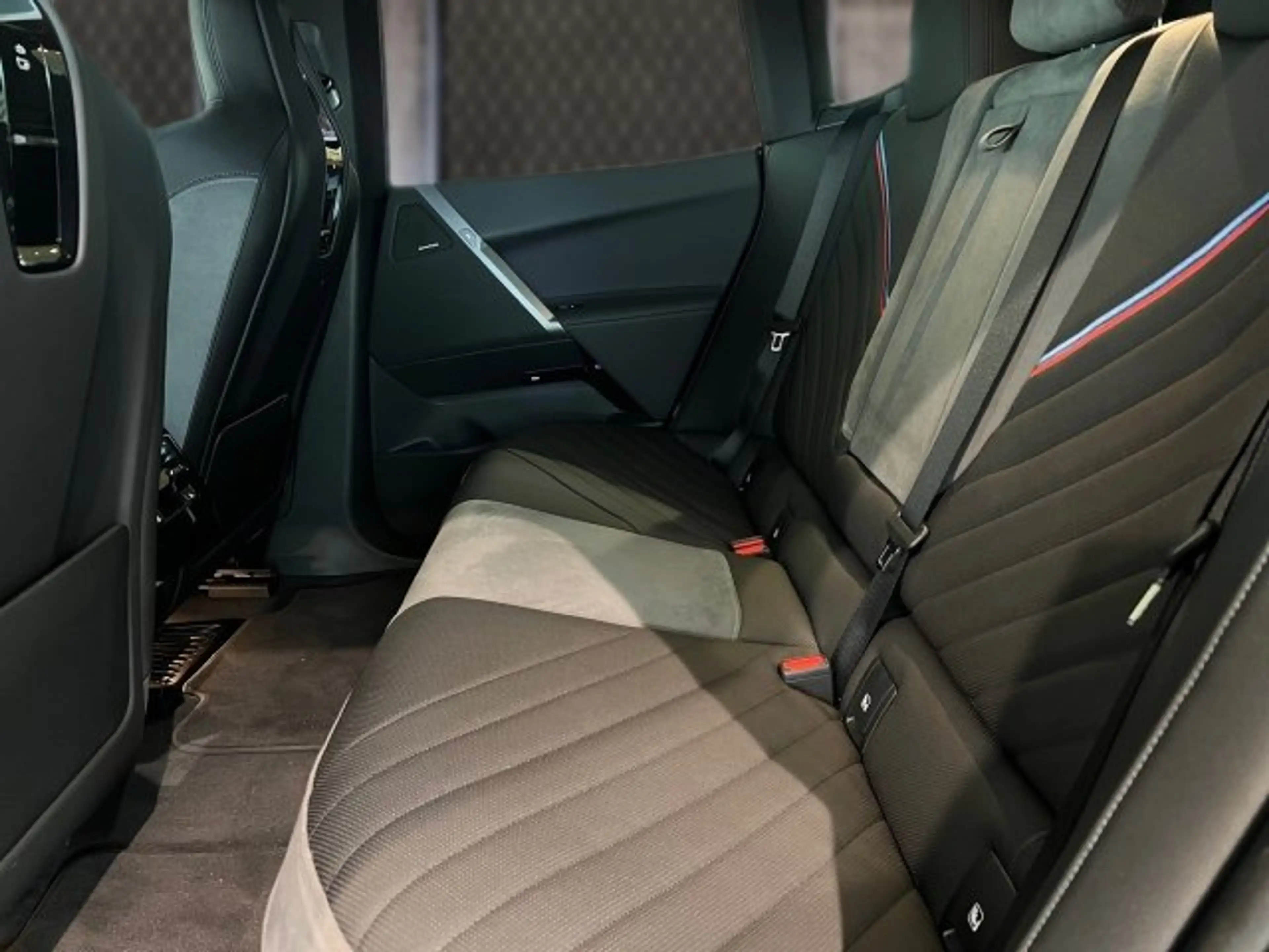 BMW iX xDrive45 — photo 9